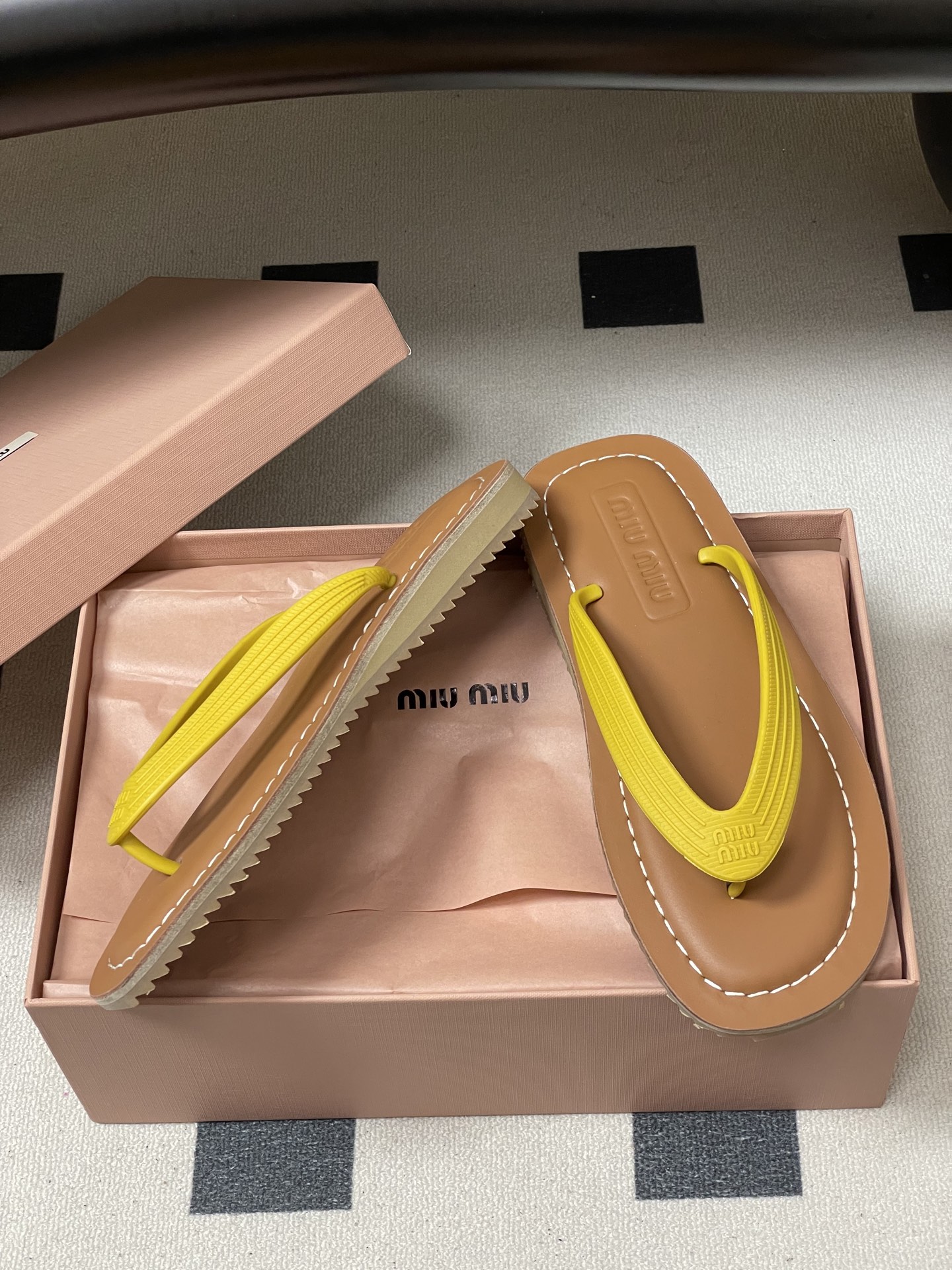 -26Ss春夏新款MIUMIU缪缪 复古风夹趾人字拖鞋厚底休闲沙滩夹脚凉拖鞋妥妥的度假风来袭 ！miu里