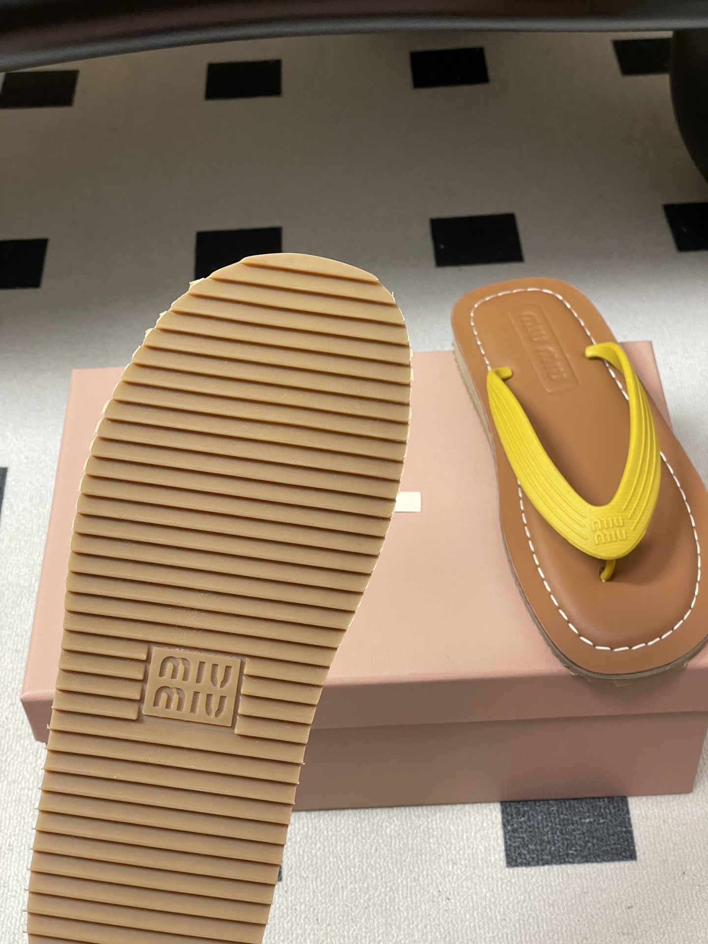 -26Ss春夏新款MIUMIU缪缪 复古风夹趾人字拖鞋厚底休闲沙滩夹脚凉拖鞋妥妥的度假风来袭 ！miu里