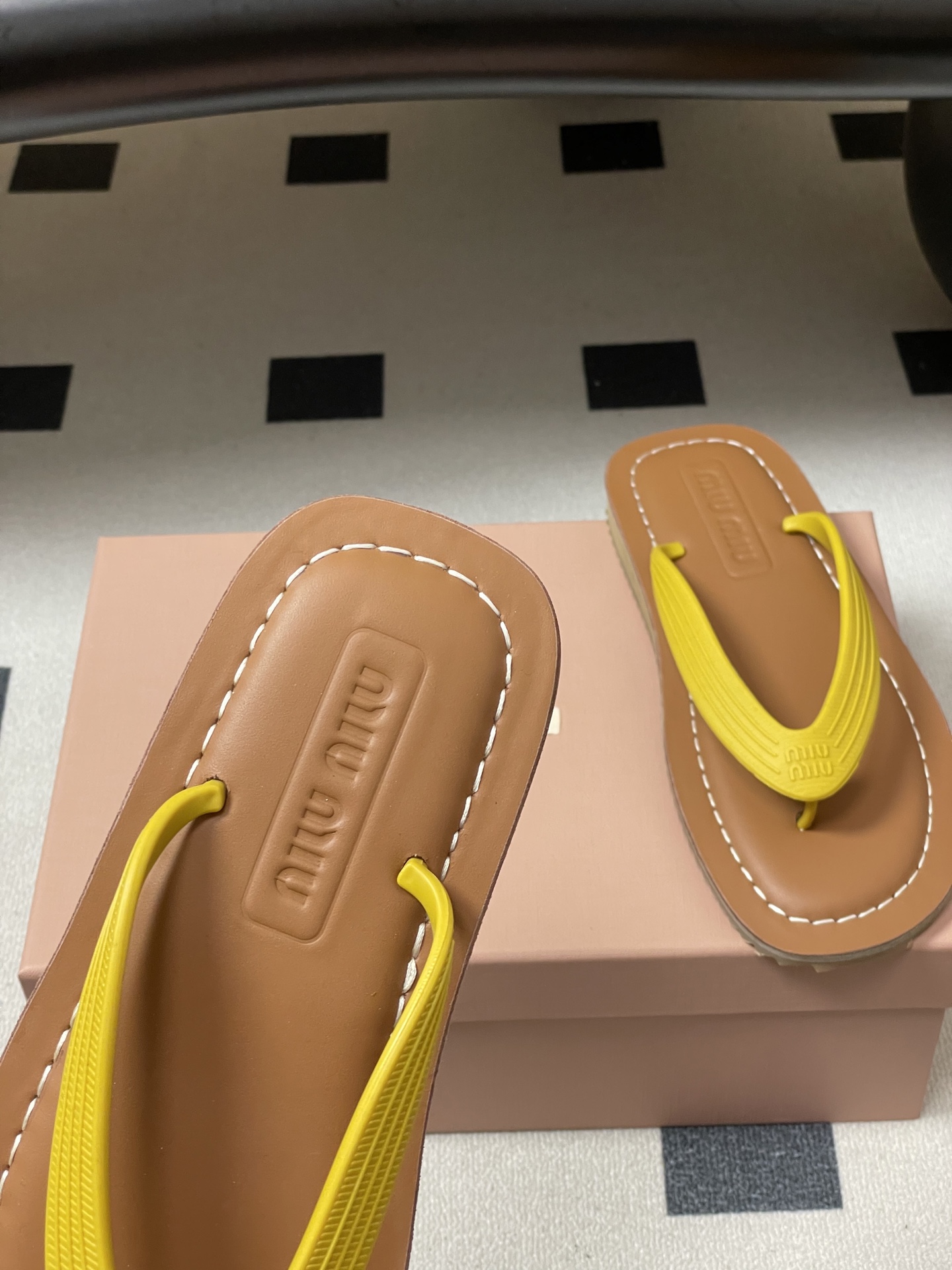 -26Ss春夏新款MIUMIU缪缪 复古风夹趾人字拖鞋厚底休闲沙滩夹脚凉拖鞋妥妥的度假风来袭 ！miu里