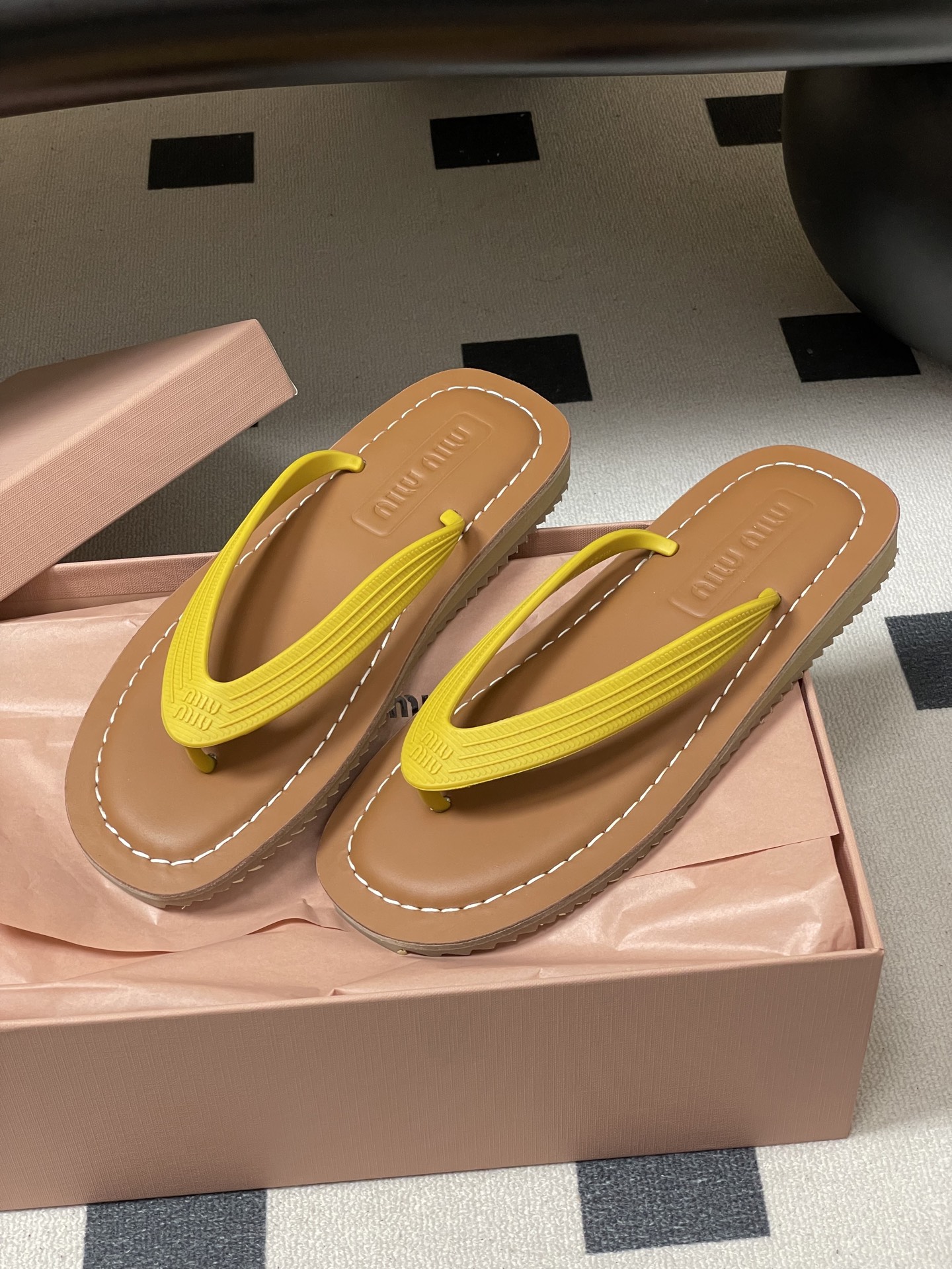 -26Ss春夏新款MIUMIU缪缪 复古风夹趾人字拖鞋厚底休闲沙滩夹脚凉拖鞋妥妥的度假风来袭 ！miu里