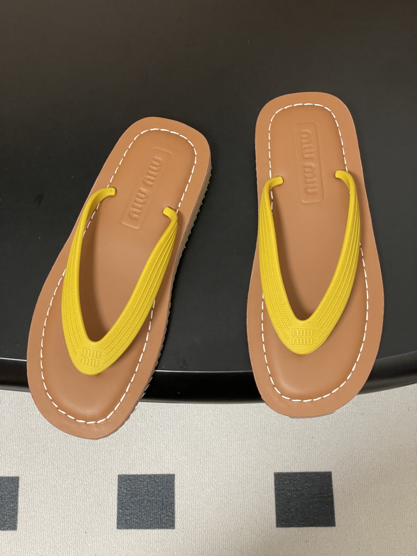 -26Ss春夏新款MIUMIU缪缪 复古风夹趾人字拖鞋厚底休闲沙滩夹脚凉拖鞋妥妥的度假风来袭 ！miu里