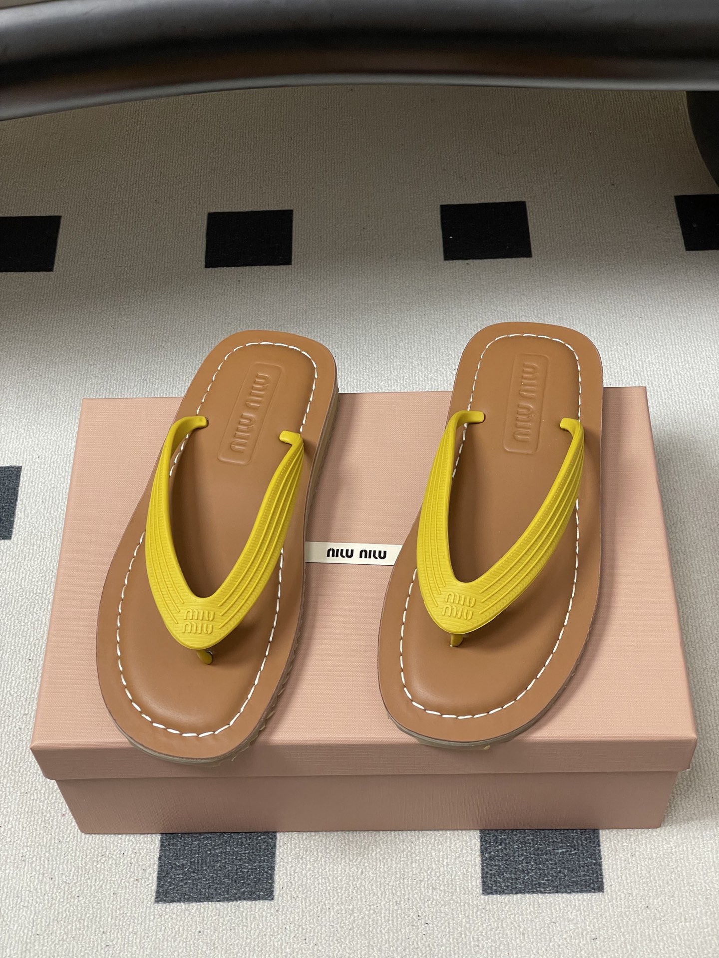 -26Ss春夏新款MIUMIU缪缪 复古风夹趾人字拖鞋厚底休闲沙滩夹脚凉拖鞋妥妥的度假风来袭 ！miu里