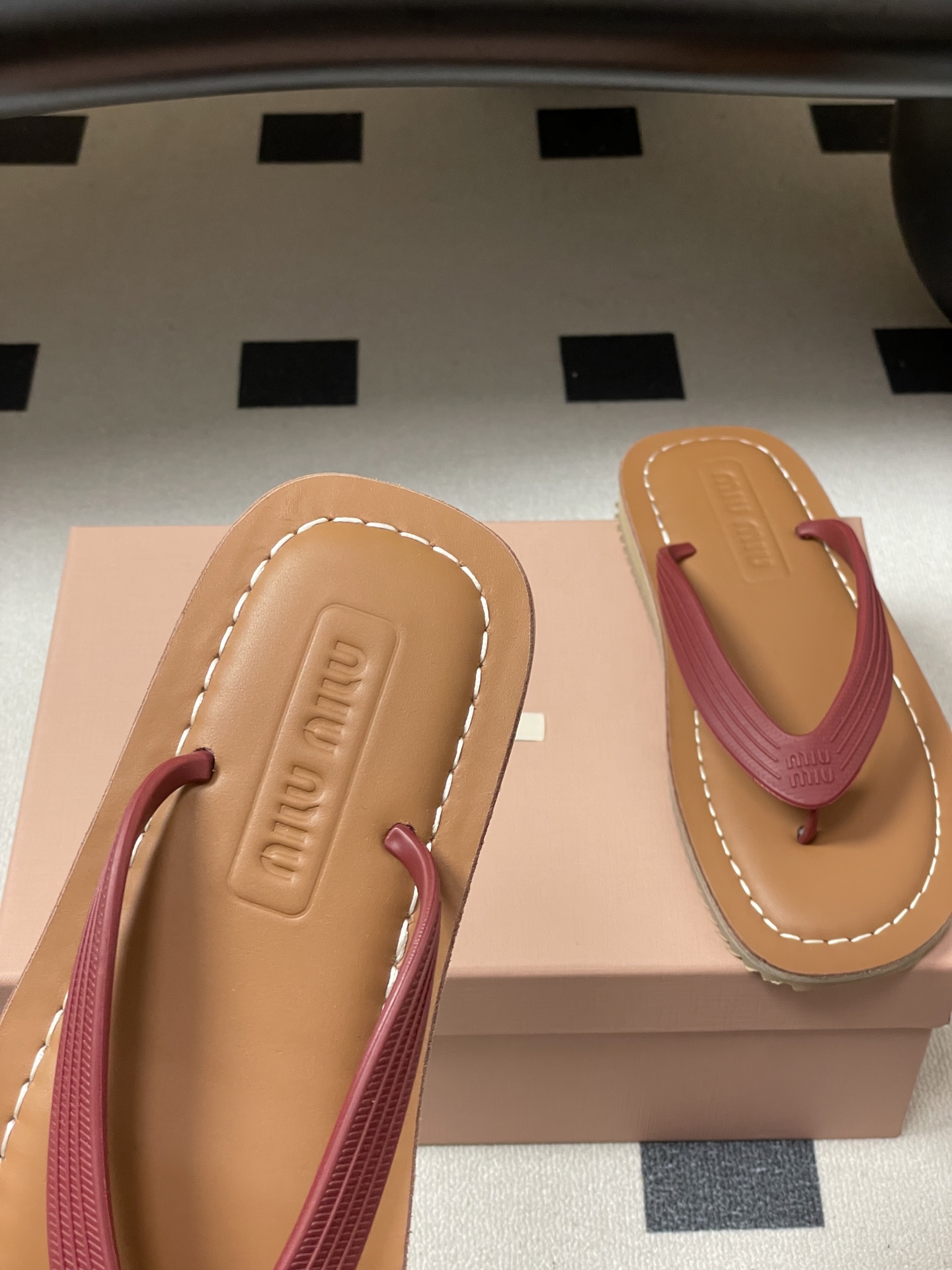 -26Ss春夏新款MIUMIU缪缪 复古风夹趾人字拖鞋厚底休闲沙滩夹脚凉拖鞋妥妥的度假风来袭 ！miu里