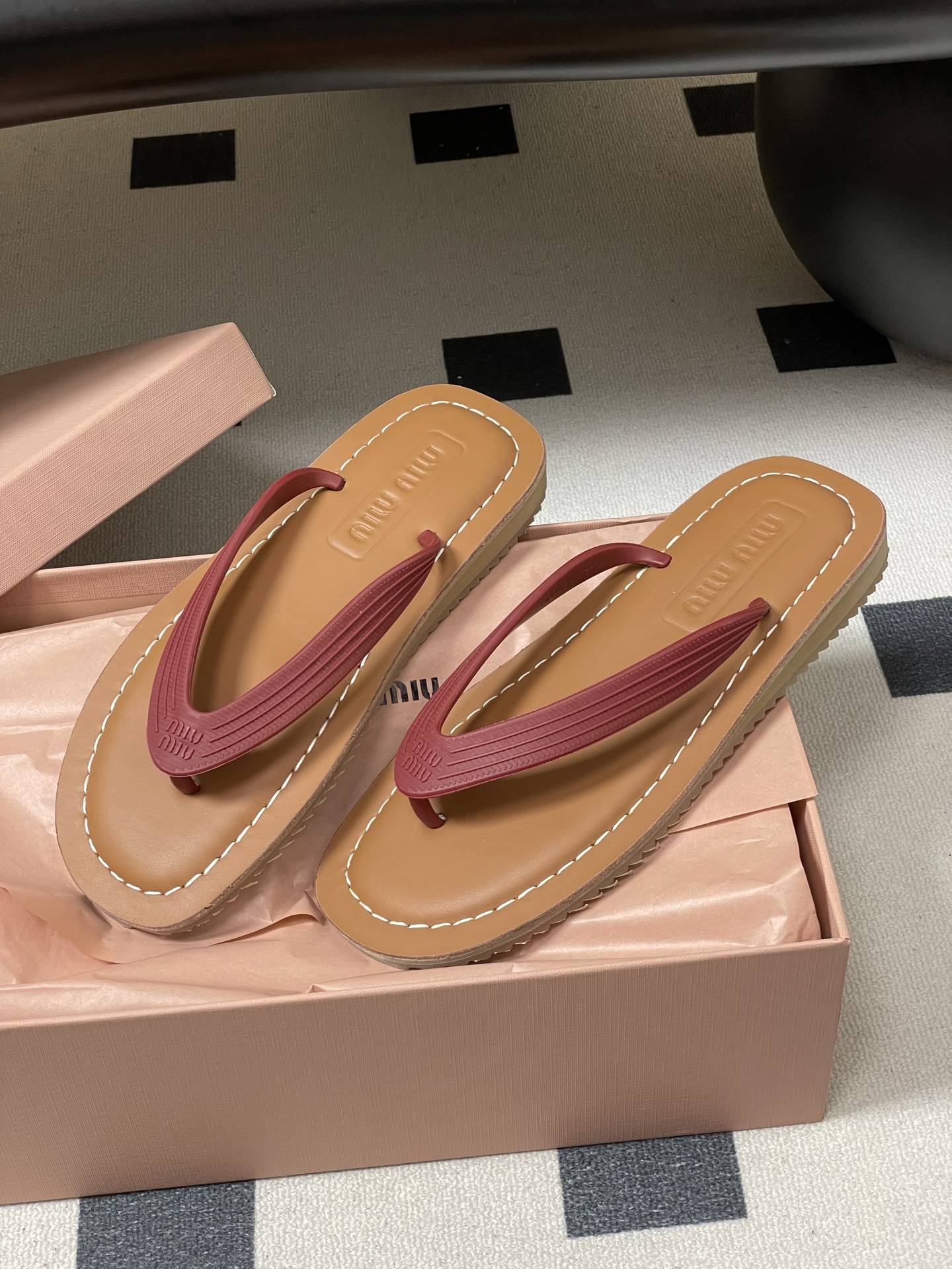 -26Ss春夏新款MIUMIU缪缪 复古风夹趾人字拖鞋厚底休闲沙滩夹脚凉拖鞋妥妥的度假风来袭 ！miu里