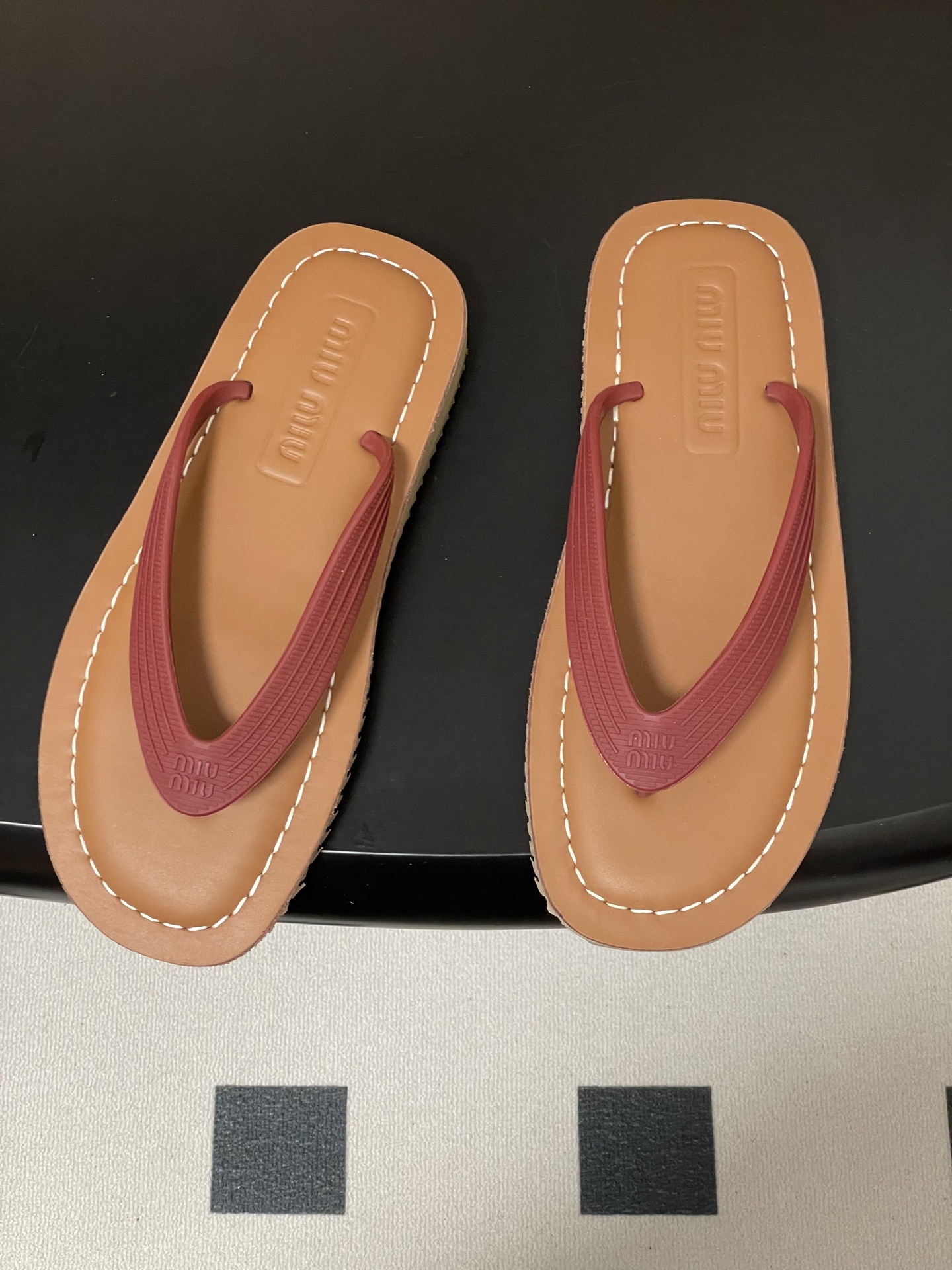 -26Ss春夏新款MIUMIU缪缪 复古风夹趾人字拖鞋厚底休闲沙滩夹脚凉拖鞋妥妥的度假风来袭 ！miu里