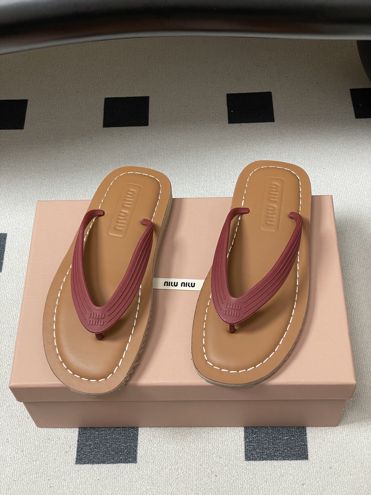 -26Ss春夏新款MIUMIU缪缪 复古风夹趾人字拖鞋厚底休闲沙滩夹脚凉拖鞋妥妥的度假风来袭 ！miu里