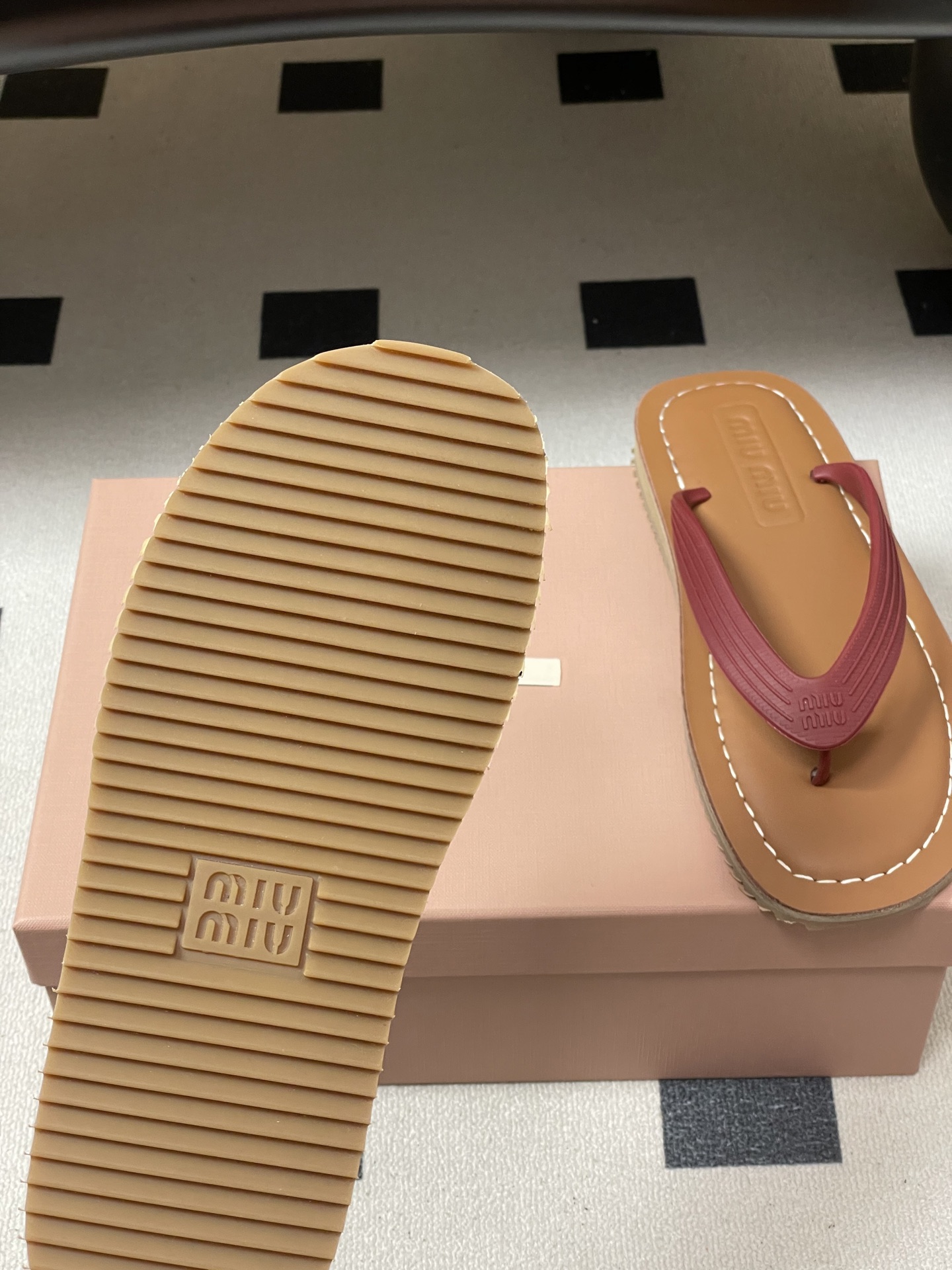 -26Ss春夏新款MIUMIU缪缪 复古风夹趾人字拖鞋厚底休闲沙滩夹脚凉拖鞋妥妥的度假风来袭 ！miu里