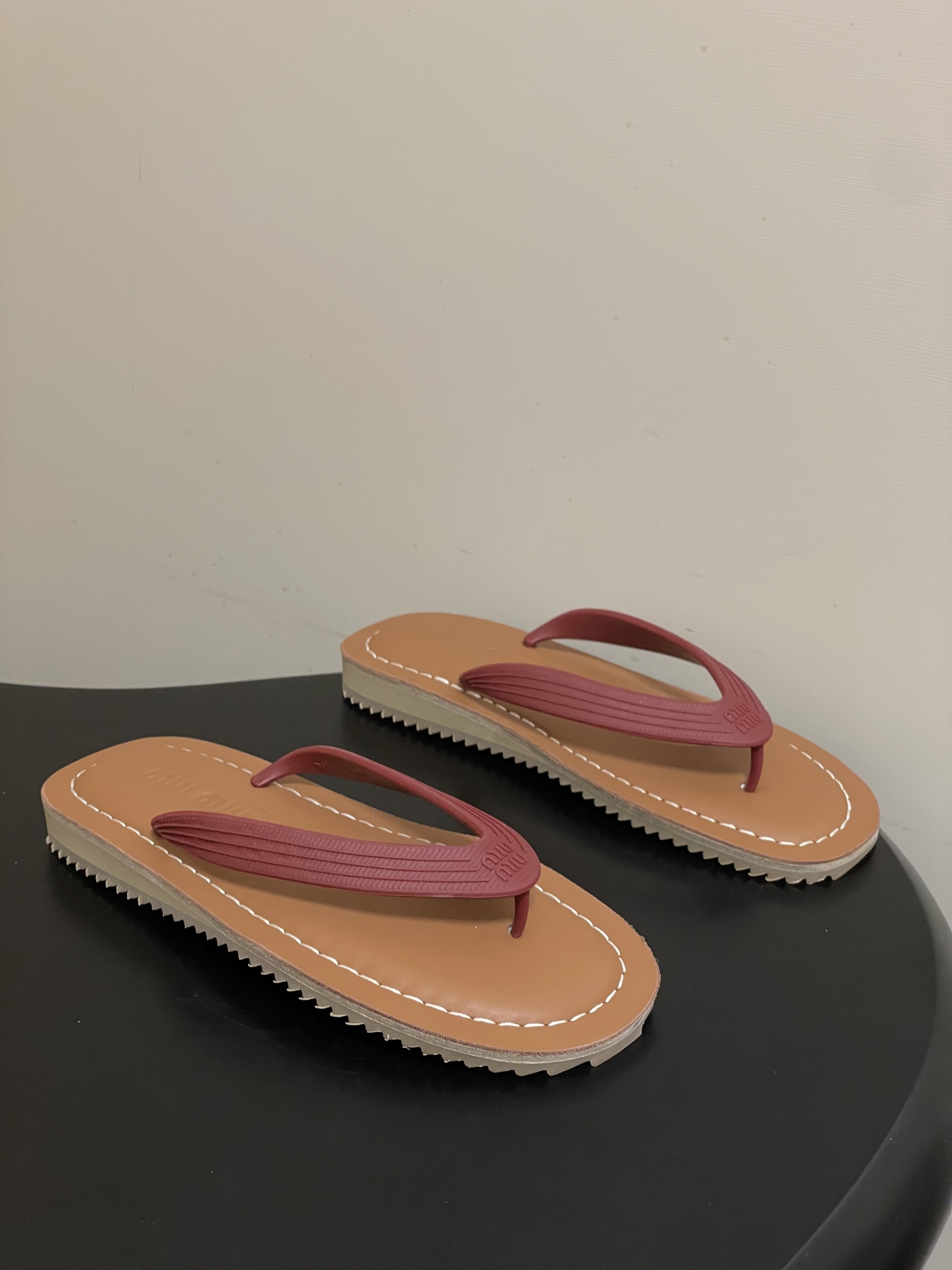 -26Ss春夏新款MIUMIU缪缪 复古风夹趾人字拖鞋厚底休闲沙滩夹脚凉拖鞋妥妥的度假风来袭 ！miu里