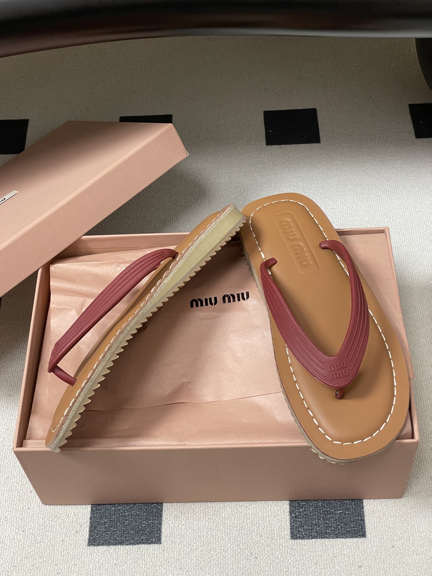 -26Ss春夏新款MIUMIU缪缪 复古风夹趾人字拖鞋厚底休闲沙滩夹脚凉拖鞋妥妥的度假风来袭 ！miu里