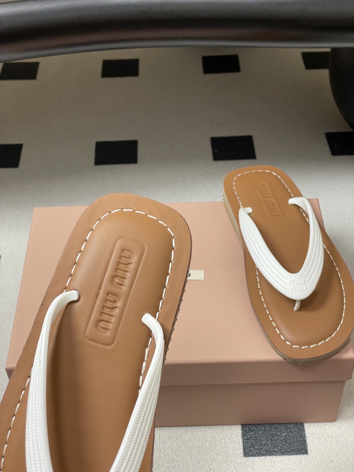 -26Ss春夏新款MIUMIU缪缪 复古风夹趾人字拖鞋厚底休闲沙滩夹脚凉拖鞋妥妥的度假风来袭 ！miu里