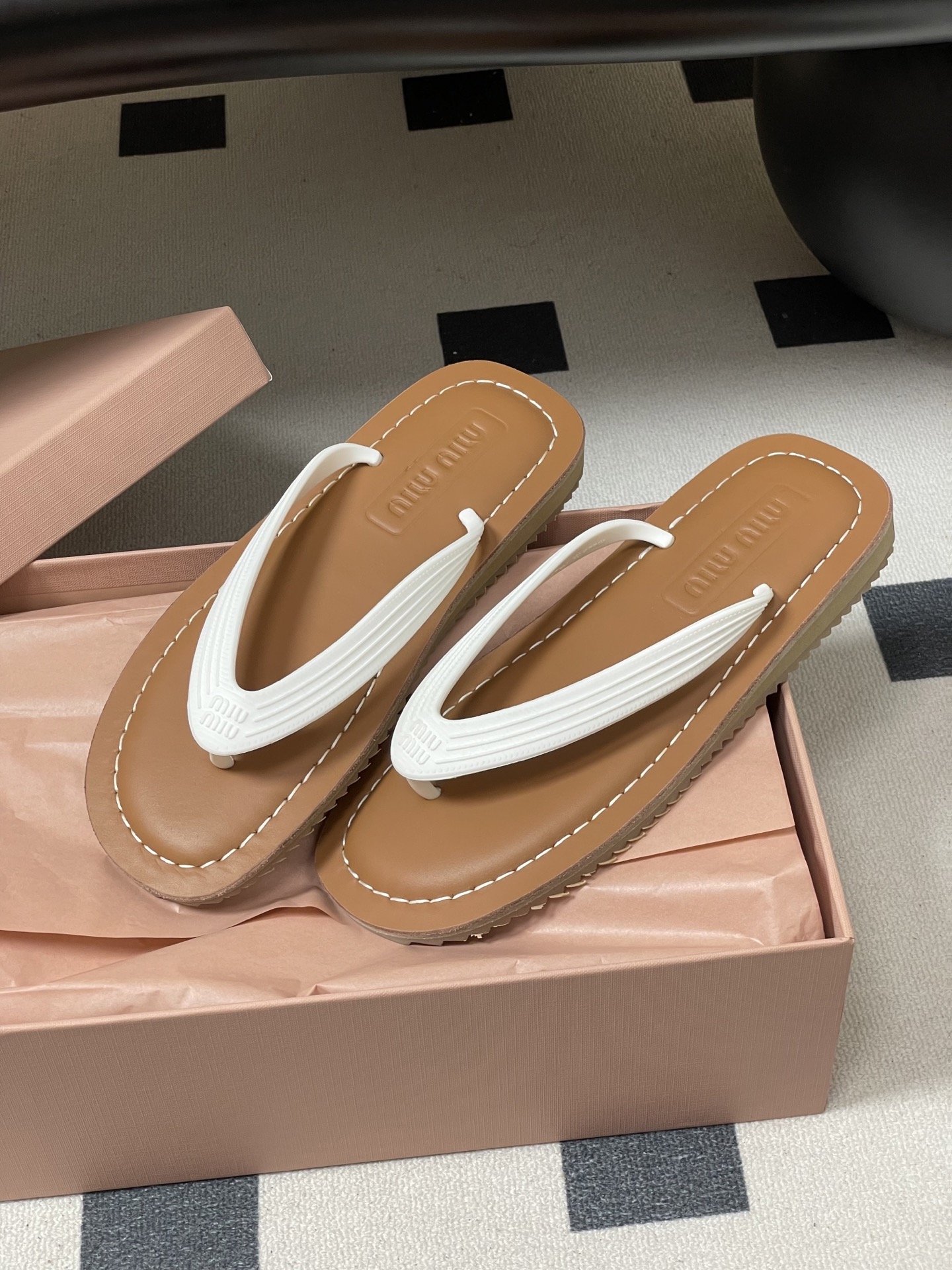 -26Ss春夏新款MIUMIU缪缪 复古风夹趾人字拖鞋厚底休闲沙滩夹脚凉拖鞋妥妥的度假风来袭 ！miu里