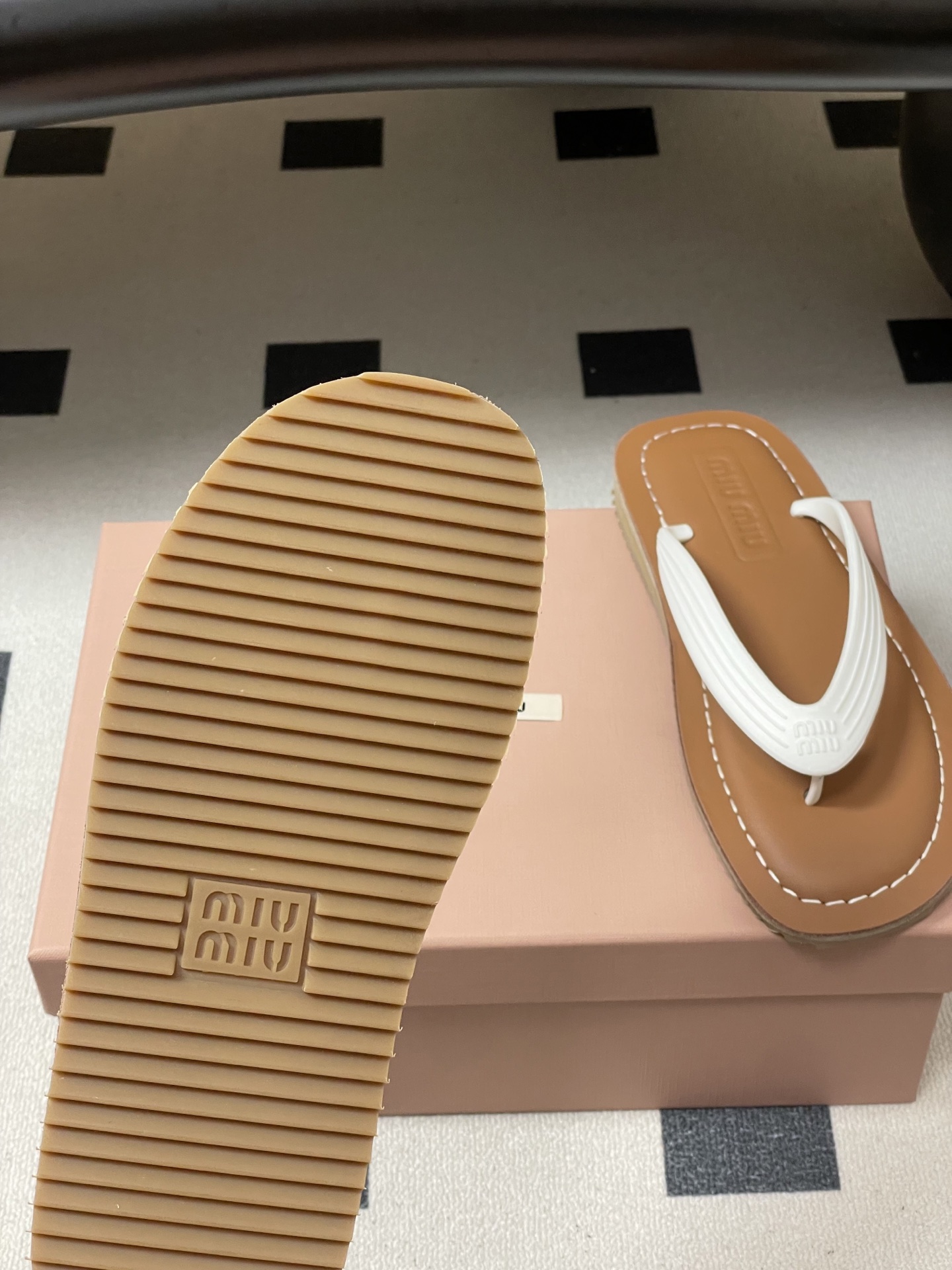 -26Ss春夏新款MIUMIU缪缪 复古风夹趾人字拖鞋厚底休闲沙滩夹脚凉拖鞋妥妥的度假风来袭 ！miu里