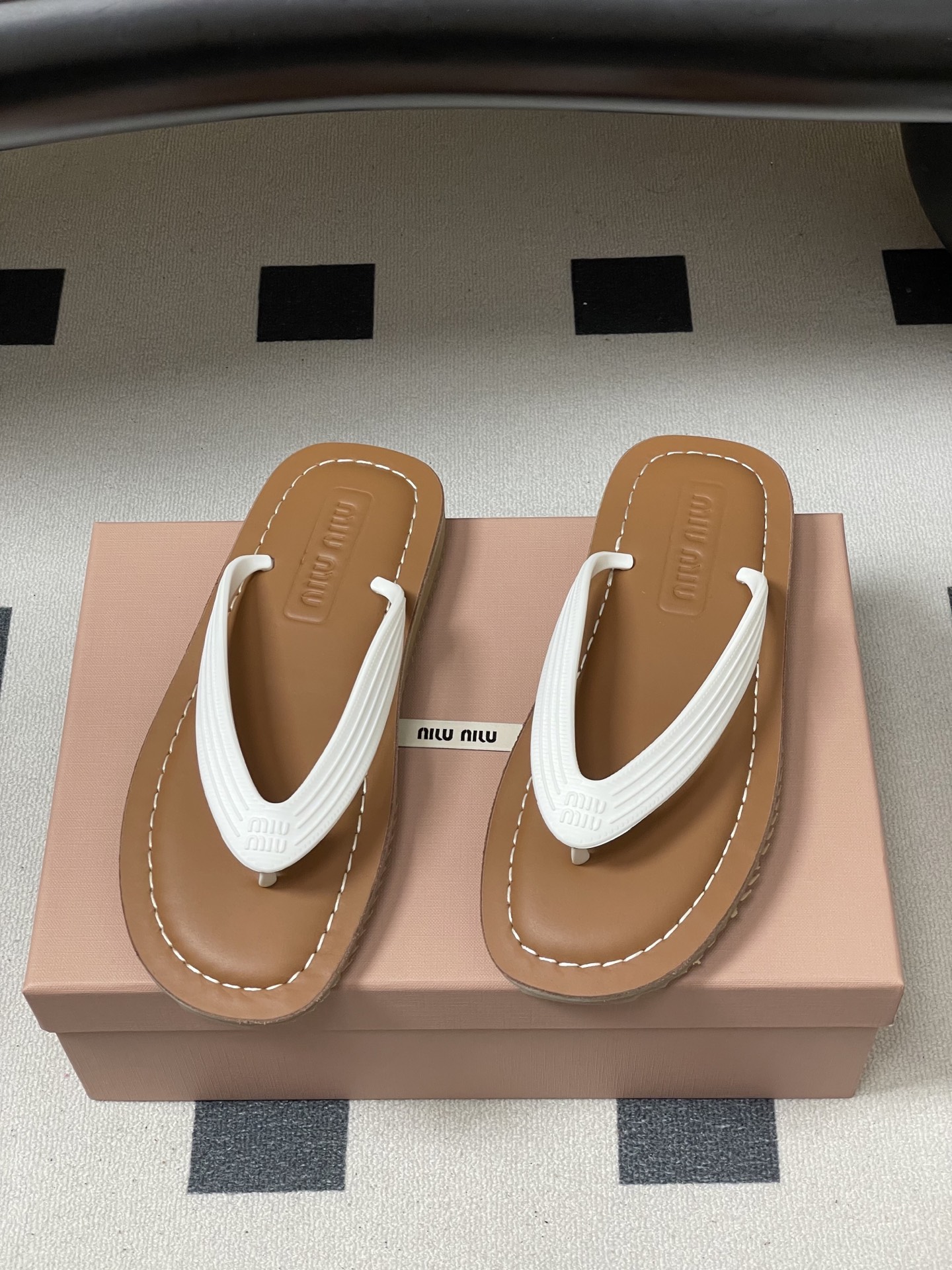 -26Ss春夏新款MIUMIU缪缪 复古风夹趾人字拖鞋厚底休闲沙滩夹脚凉拖鞋妥妥的度假风来袭 ！miu里