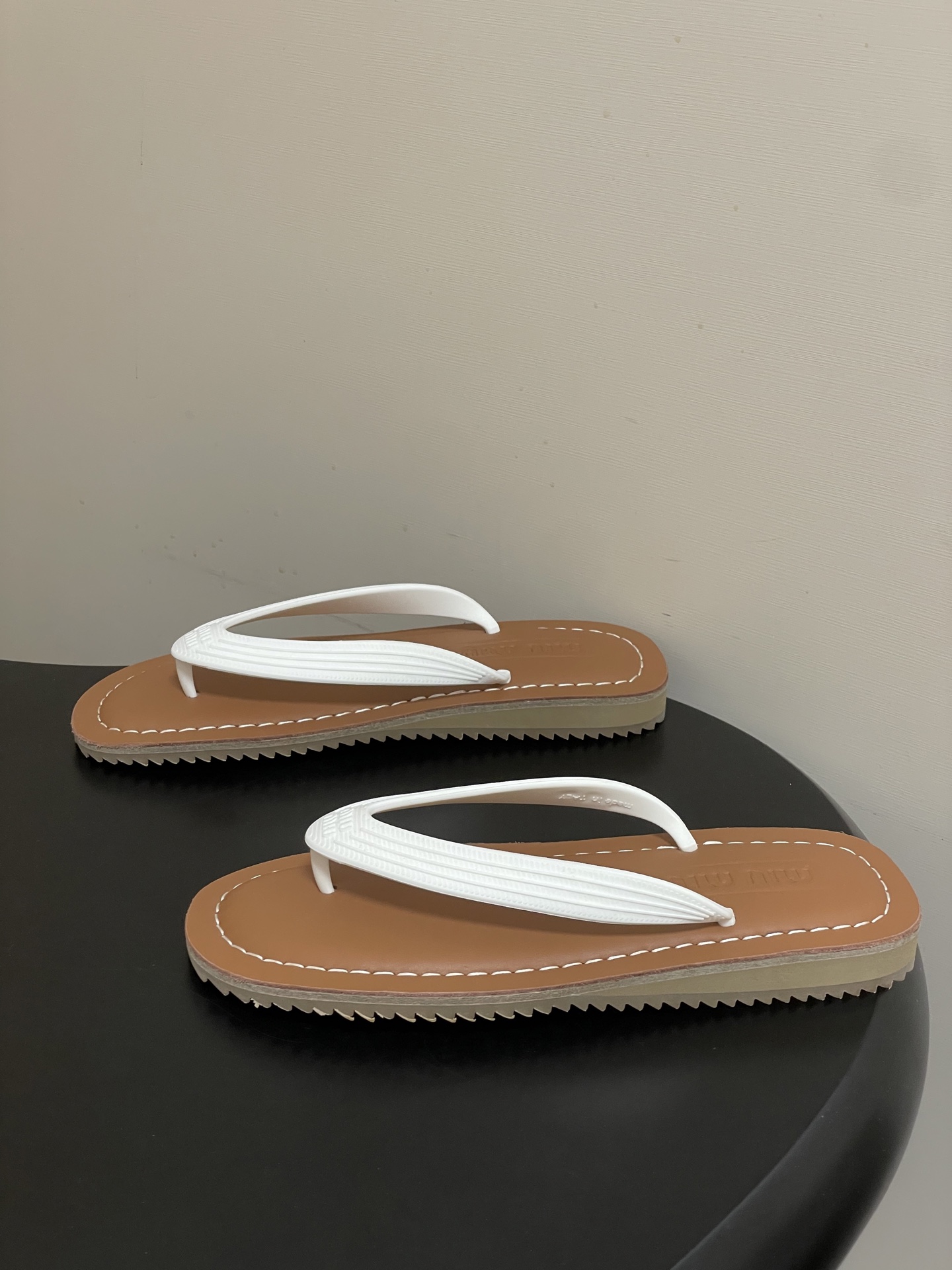 -26Ss春夏新款MIUMIU缪缪 复古风夹趾人字拖鞋厚底休闲沙滩夹脚凉拖鞋妥妥的度假风来袭 ！miu里