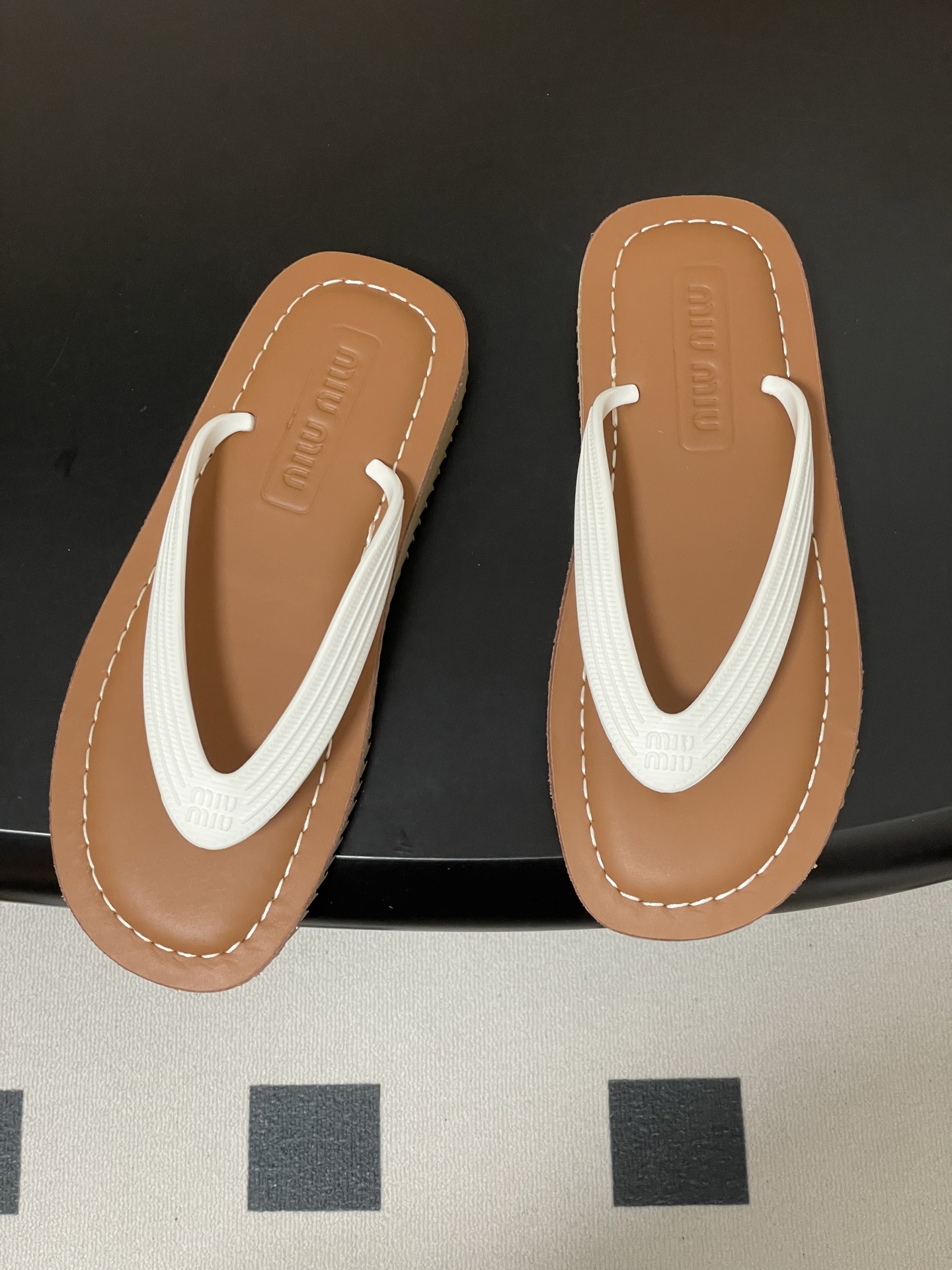 -26Ss春夏新款MIUMIU缪缪 复古风夹趾人字拖鞋厚底休闲沙滩夹脚凉拖鞋妥妥的度假风来袭 ！miu里