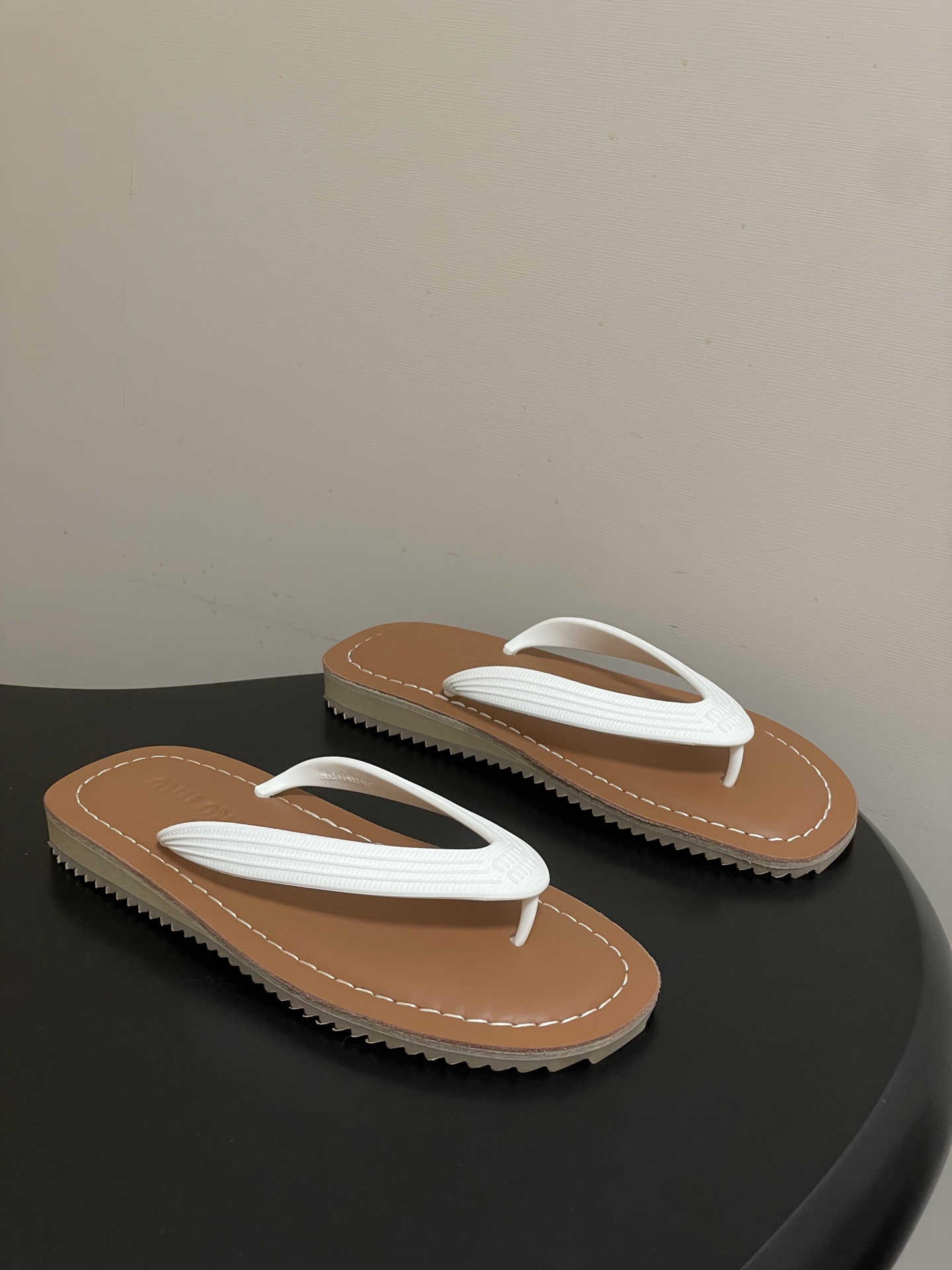 -26Ss春夏新款MIUMIU缪缪 复古风夹趾人字拖鞋厚底休闲沙滩夹脚凉拖鞋妥妥的度假风来袭 ！miu里