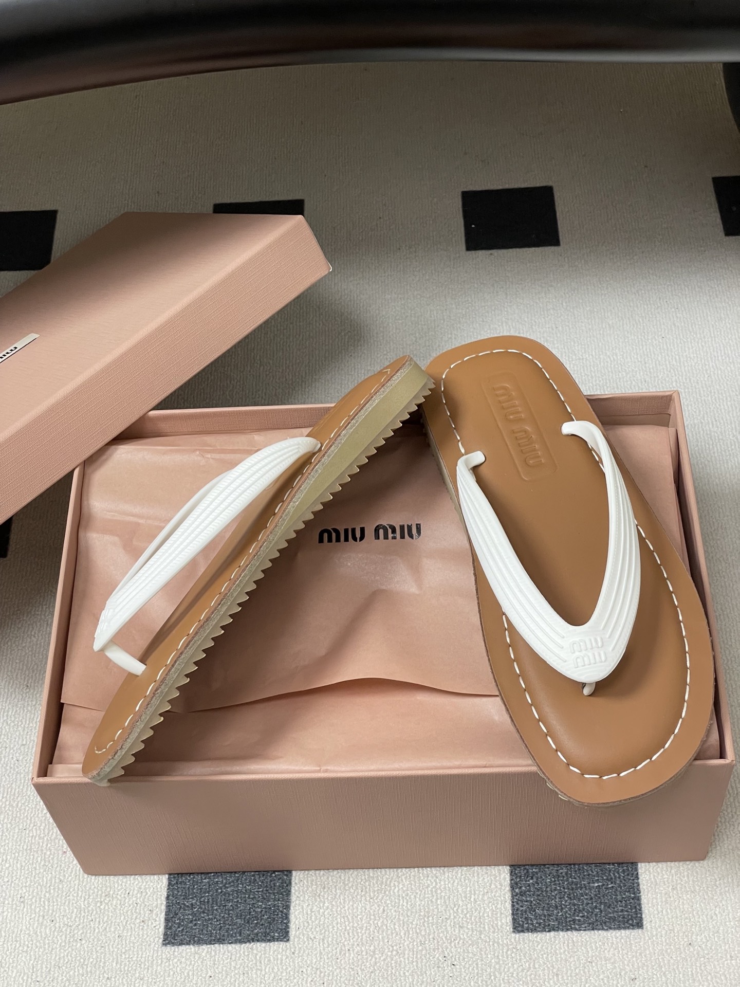 -26Ss春夏新款MIUMIU缪缪 复古风夹趾人字拖鞋厚底休闲沙滩夹脚凉拖鞋妥妥的度假风来袭 ！miu里