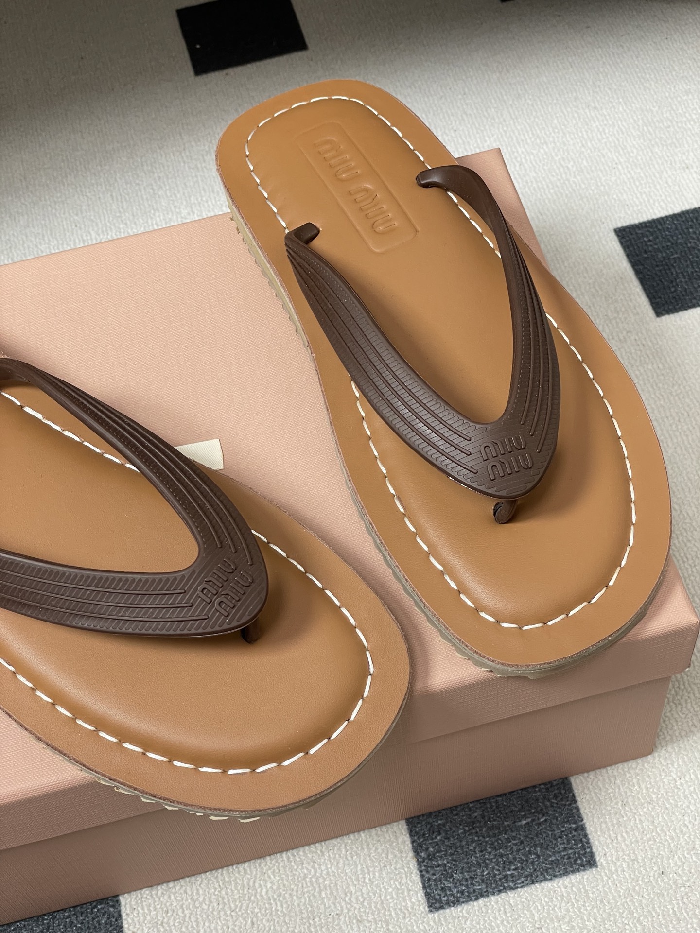 -26Ss春夏新款MIUMIU缪缪 复古风夹趾人字拖鞋厚底休闲沙滩夹脚凉拖鞋妥妥的度假风来袭 ！miu里