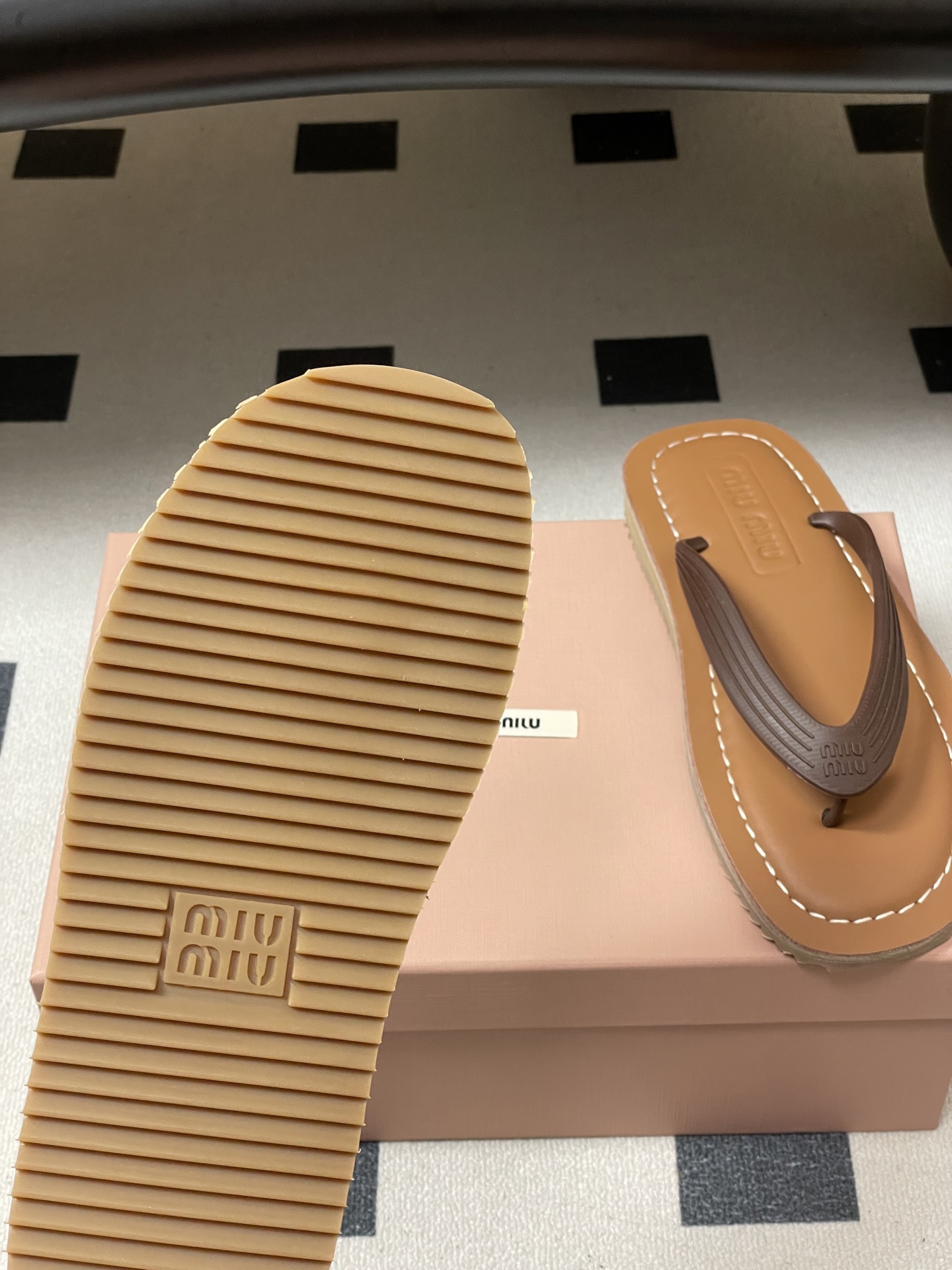 -26Ss春夏新款MIUMIU缪缪 复古风夹趾人字拖鞋厚底休闲沙滩夹脚凉拖鞋妥妥的度假风来袭 ！miu里