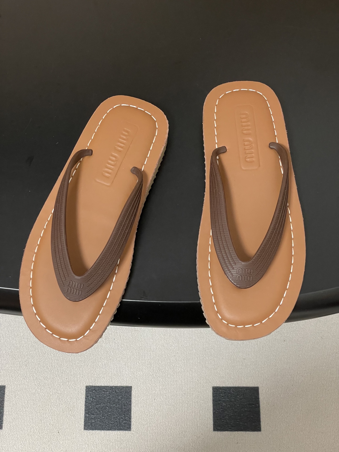 -26Ss春夏新款MIUMIU缪缪 复古风夹趾人字拖鞋厚底休闲沙滩夹脚凉拖鞋妥妥的度假风来袭 ！miu里