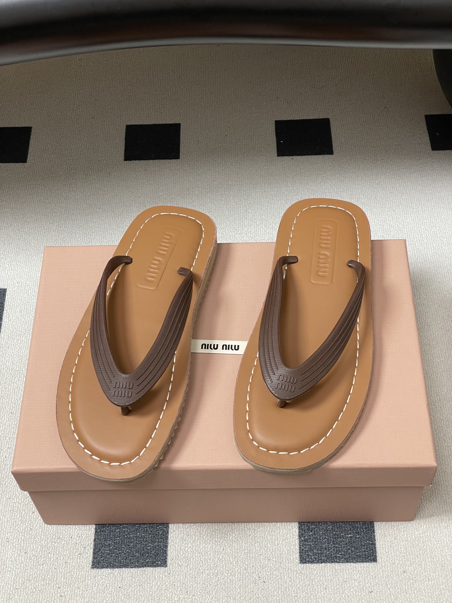 -26Ss春夏新款MIUMIU缪缪 复古风夹趾人字拖鞋厚底休闲沙滩夹脚凉拖鞋妥妥的度假风来袭 ！miu里