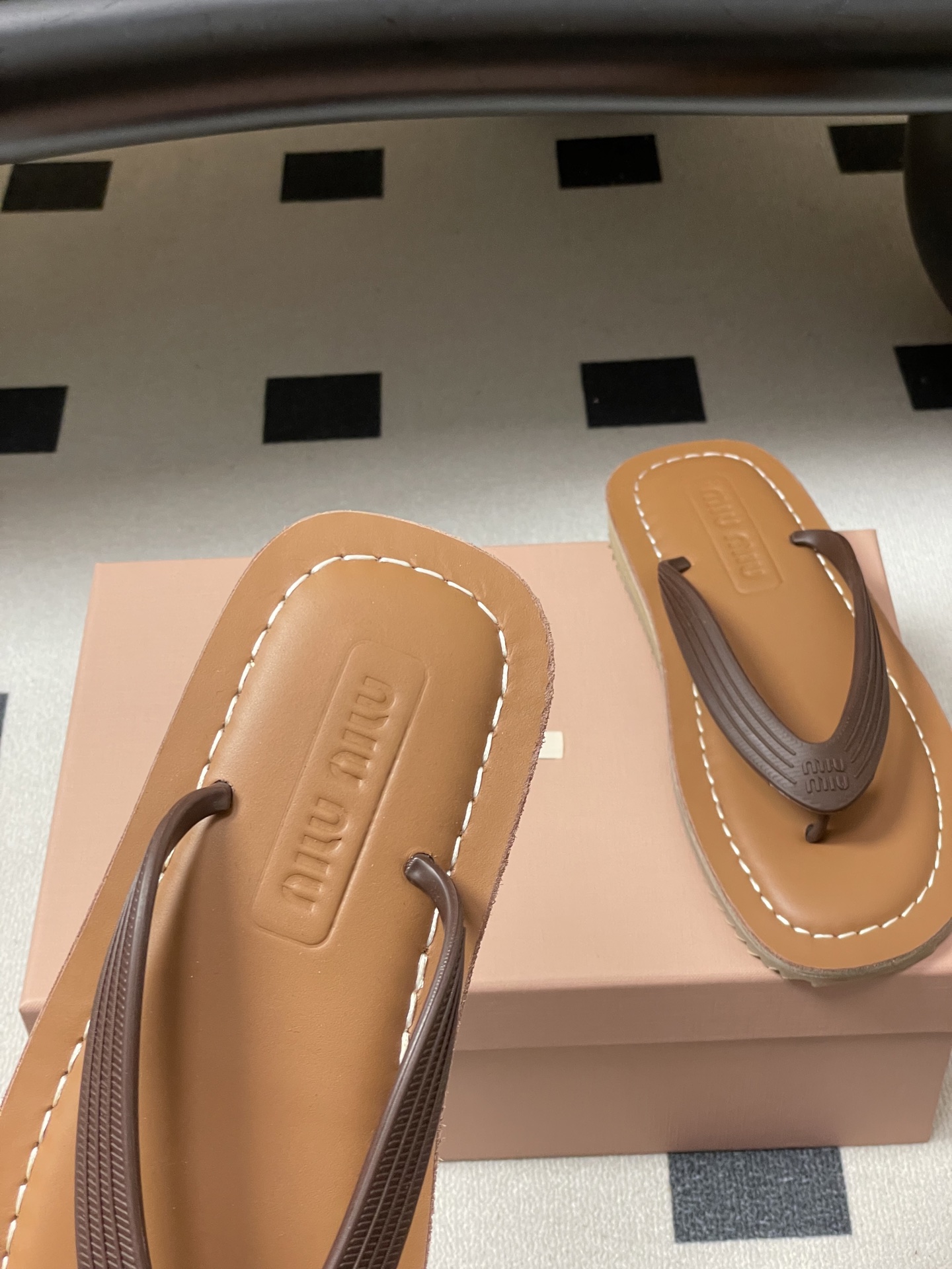 -26Ss春夏新款MIUMIU缪缪 复古风夹趾人字拖鞋厚底休闲沙滩夹脚凉拖鞋妥妥的度假风来袭 ！miu里