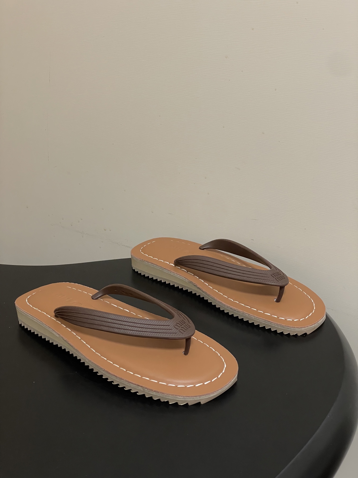 -26Ss春夏新款MIUMIU缪缪 复古风夹趾人字拖鞋厚底休闲沙滩夹脚凉拖鞋妥妥的度假风来袭 ！miu里