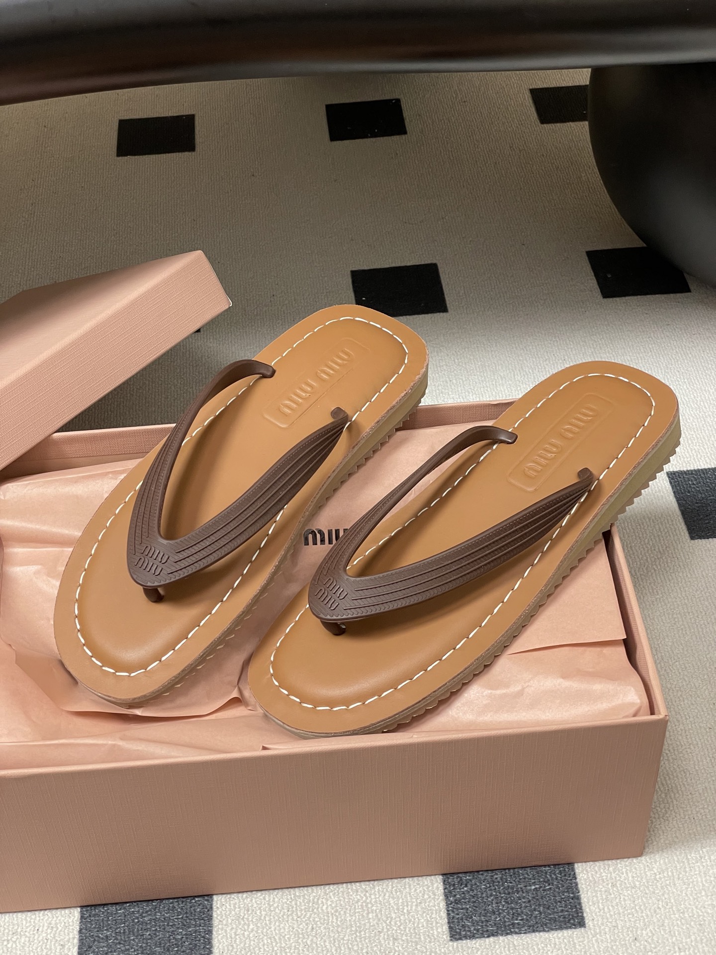 -26Ss春夏新款MIUMIU缪缪 复古风夹趾人字拖鞋厚底休闲沙滩夹脚凉拖鞋妥妥的度假风来袭 ！miu里