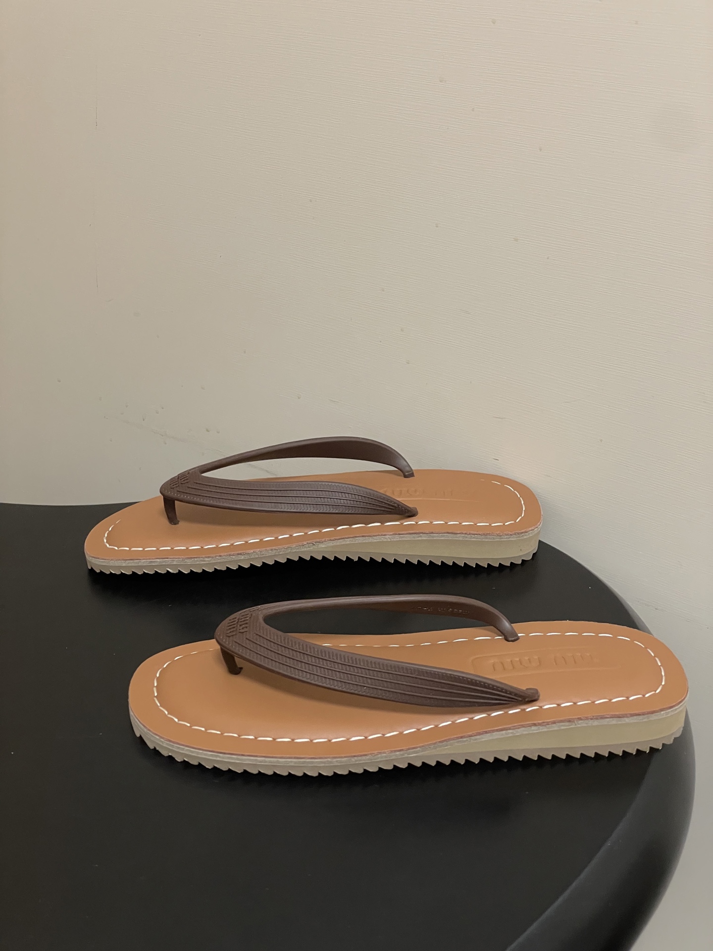 -26Ss春夏新款MIUMIU缪缪 复古风夹趾人字拖鞋厚底休闲沙滩夹脚凉拖鞋妥妥的度假风来袭 ！miu里