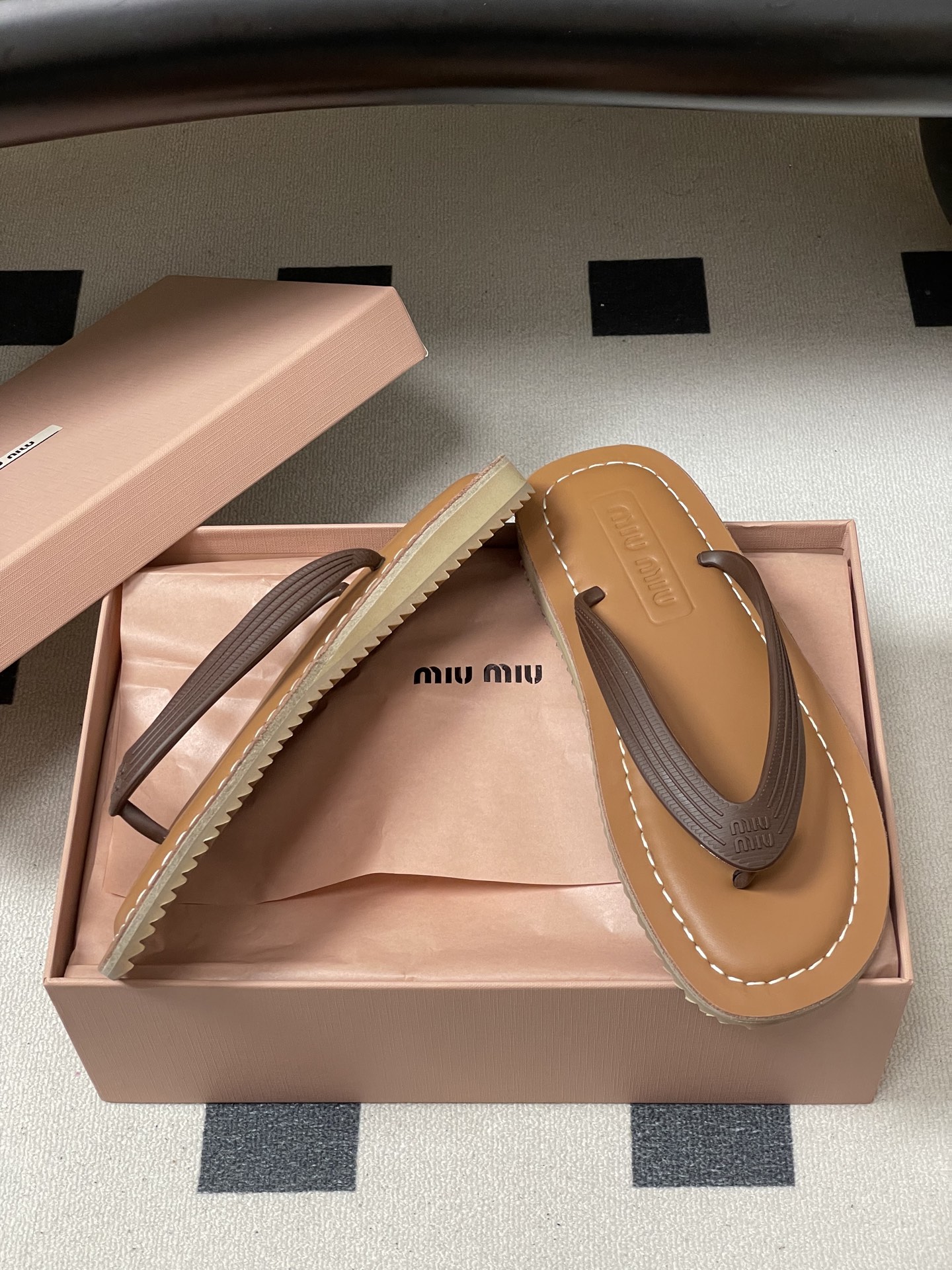 -26Ss春夏新款MIUMIU缪缪 复古风夹趾人字拖鞋厚底休闲沙滩夹脚凉拖鞋妥妥的度假风来袭 ！miu里