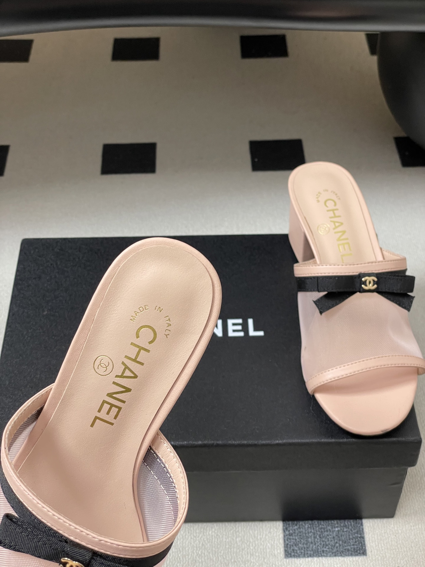 -2026春夏新款 Chanel 小香 26C 蝴蝶结网纱凉拖鞋系列标志性双C扣蝴蝶结透气网面高跟包头凉