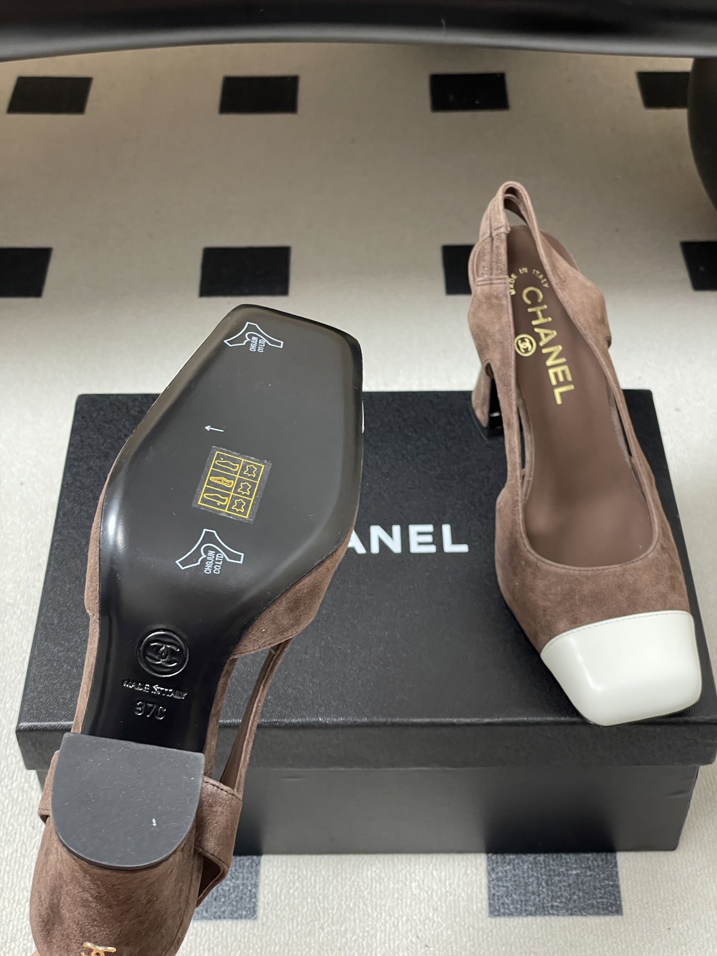 -Chanel 香奈儿2026春夏新款 小香走秀款经典双C扣粗跟后空凉鞋方平头高跟鞋采用了经典且优雅的设