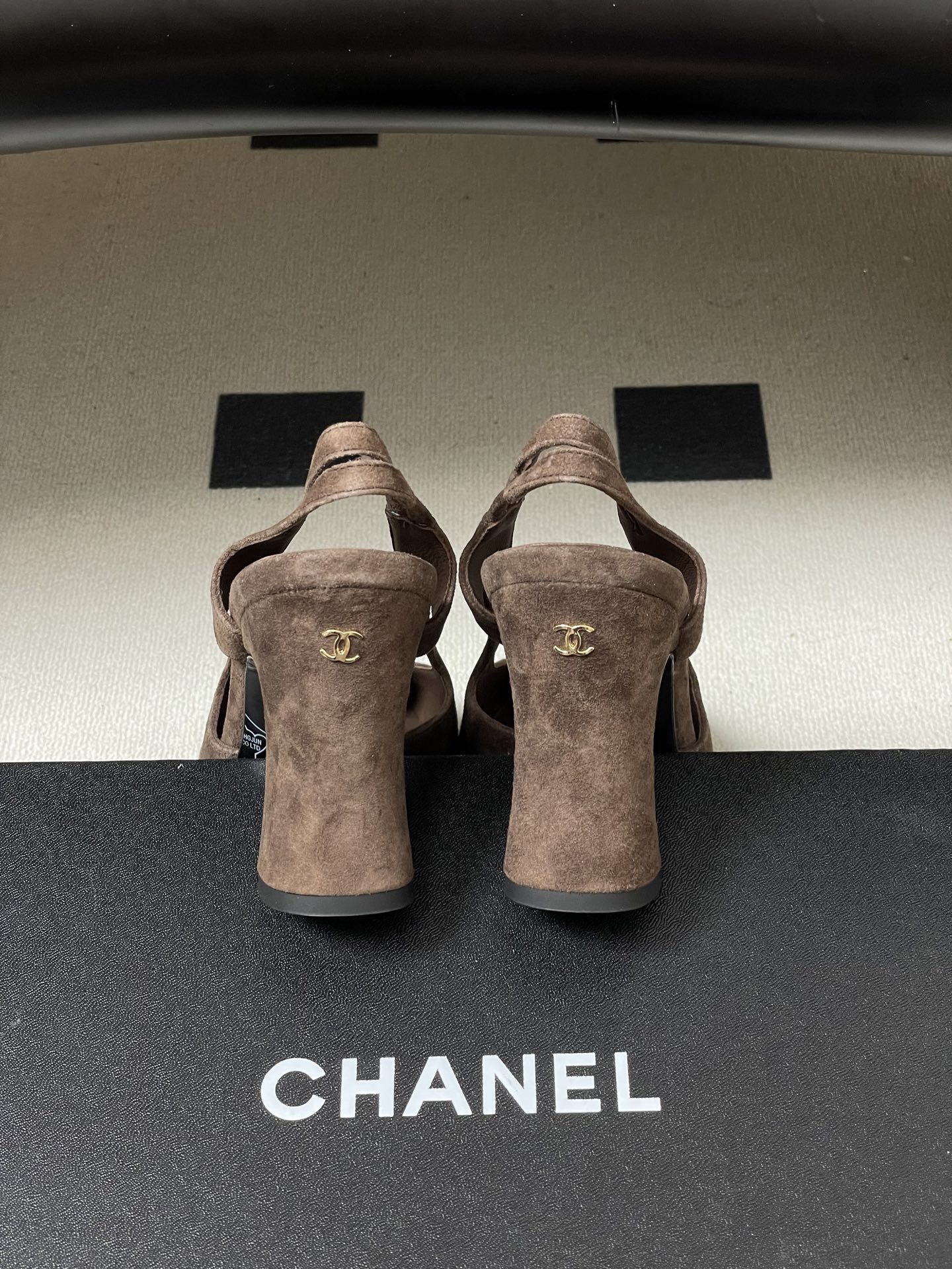 -Chanel 香奈儿2026春夏新款 小香走秀款经典双C扣粗跟后空凉鞋方平头高跟鞋采用了经典且优雅的设