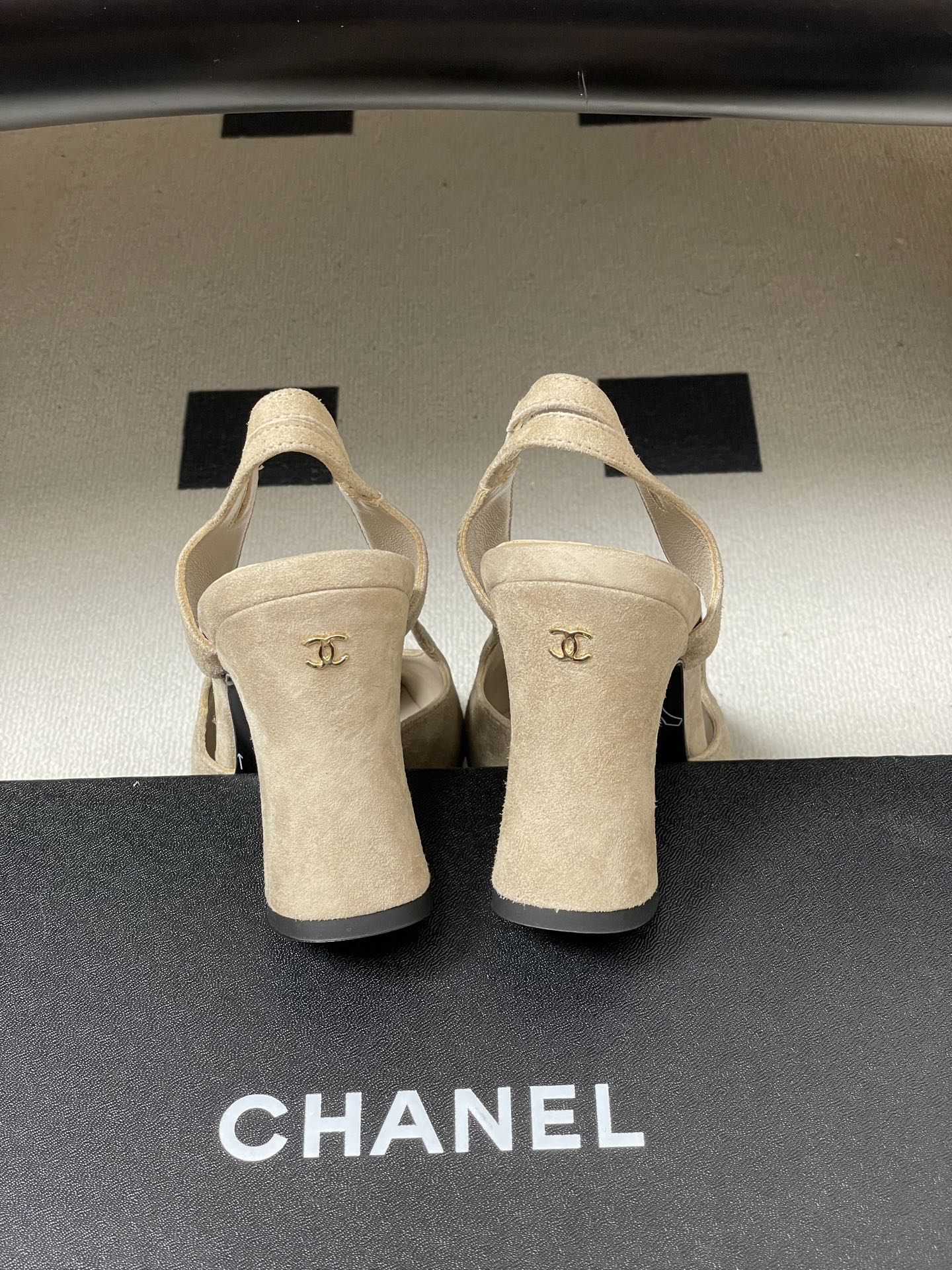 -Chanel 香奈儿2026春夏新款 小香走秀款经典双C扣粗跟后空凉鞋方平头高跟鞋采用了经典且优雅的设