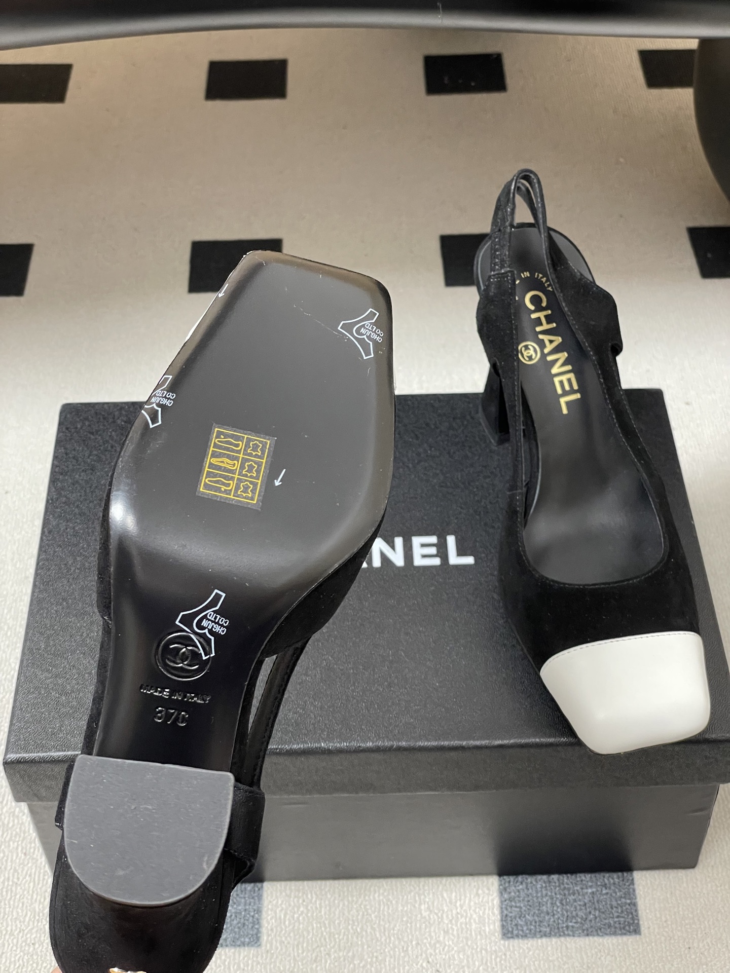 -Chanel 香奈儿2026春夏新款 小香走秀款经典双C扣粗跟后空凉鞋方平头高跟鞋采用了经典且优雅的设