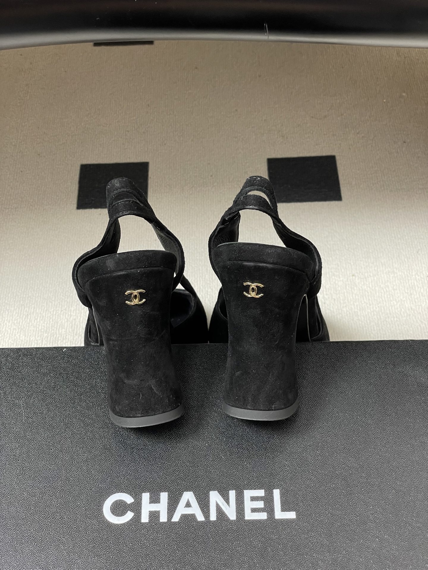 -Chanel 香奈儿2026春夏新款 小香走秀款经典双C扣粗跟后空凉鞋方平头高跟鞋采用了经典且优雅的设
