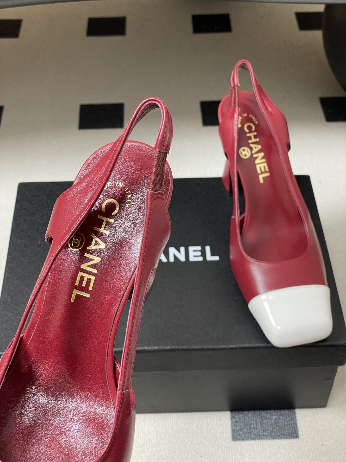 -Chanel 香奈儿2026春夏新款 小香走秀款经典双C扣粗跟后空凉鞋方平头高跟鞋采用了经典且优雅的设
