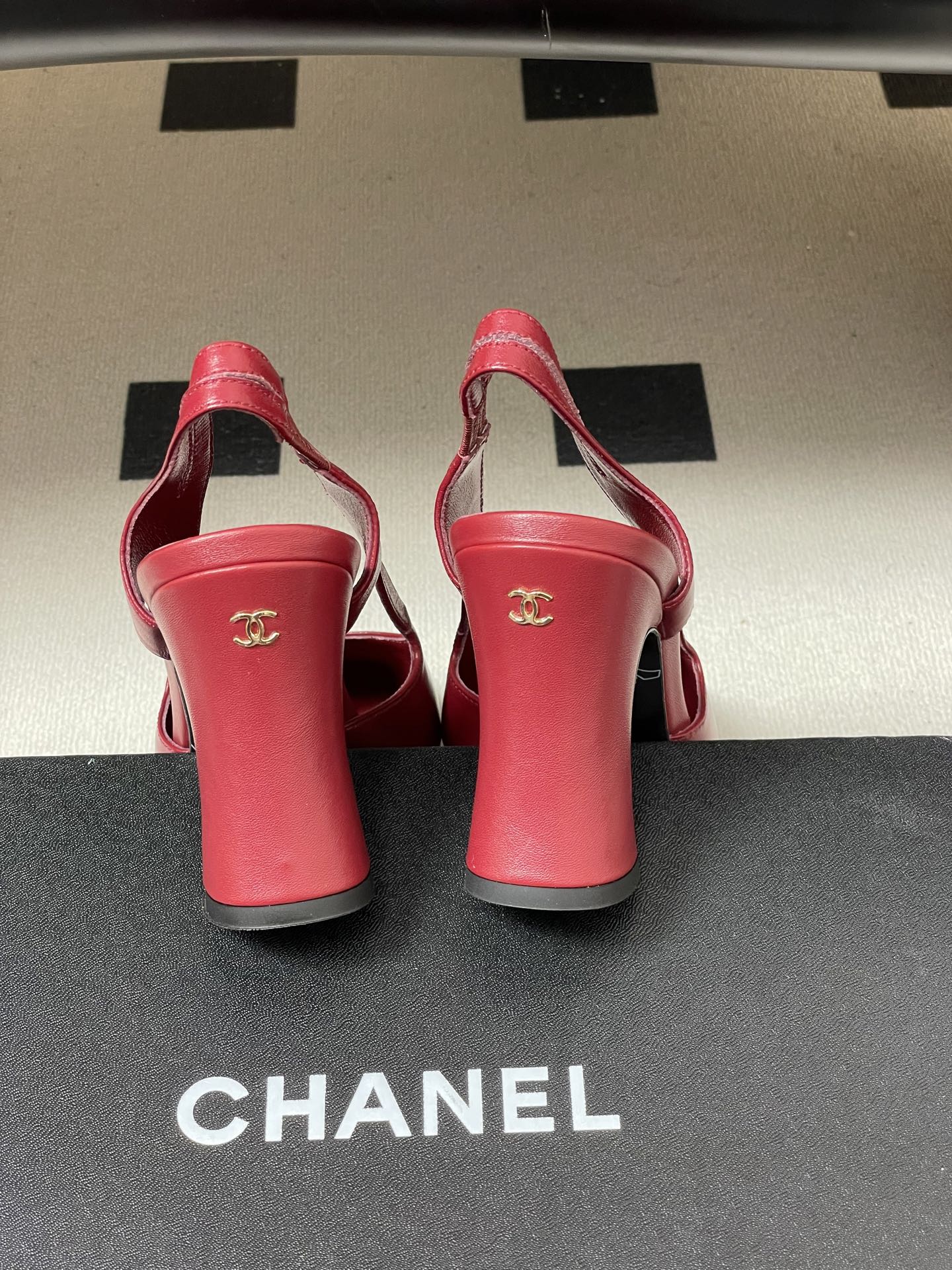 -Chanel 香奈儿2026春夏新款 小香走秀款经典双C扣粗跟后空凉鞋方平头高跟鞋采用了经典且优雅的设