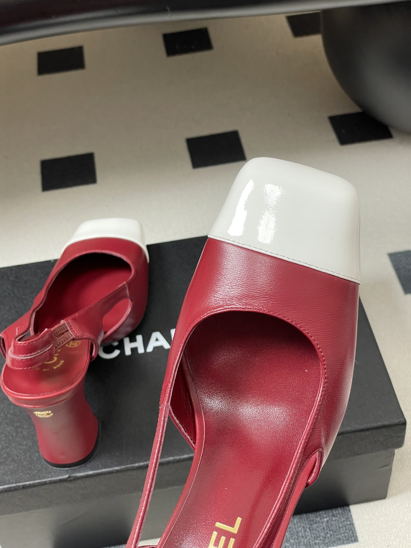 -Chanel 香奈儿2026春夏新款 小香走秀款经典双C扣粗跟后空凉鞋方平头高跟鞋采用了经典且优雅的设