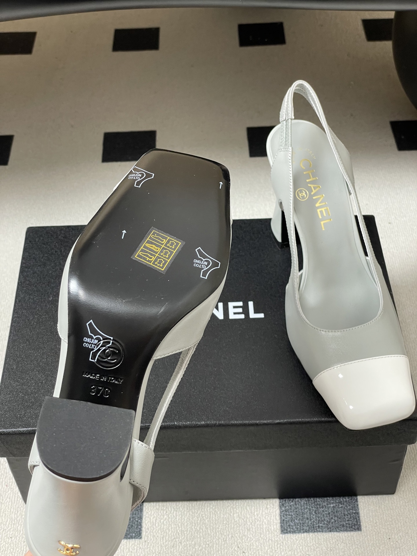 -Chanel 香奈儿2026春夏新款 小香走秀款经典双C扣粗跟后空凉鞋方平头高跟鞋采用了经典且优雅的设