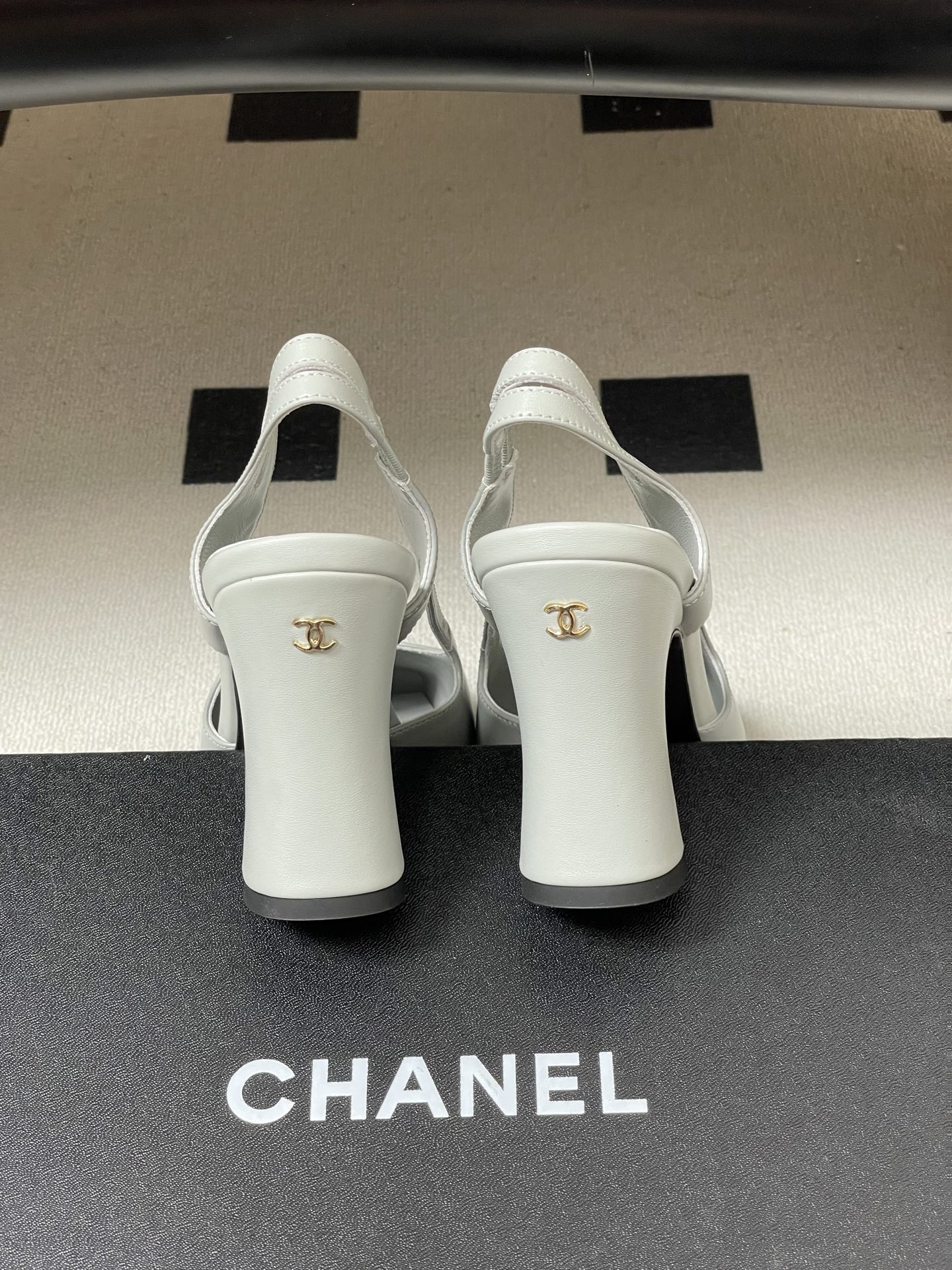 -Chanel 香奈儿2026春夏新款 小香走秀款经典双C扣粗跟后空凉鞋方平头高跟鞋采用了经典且优雅的设