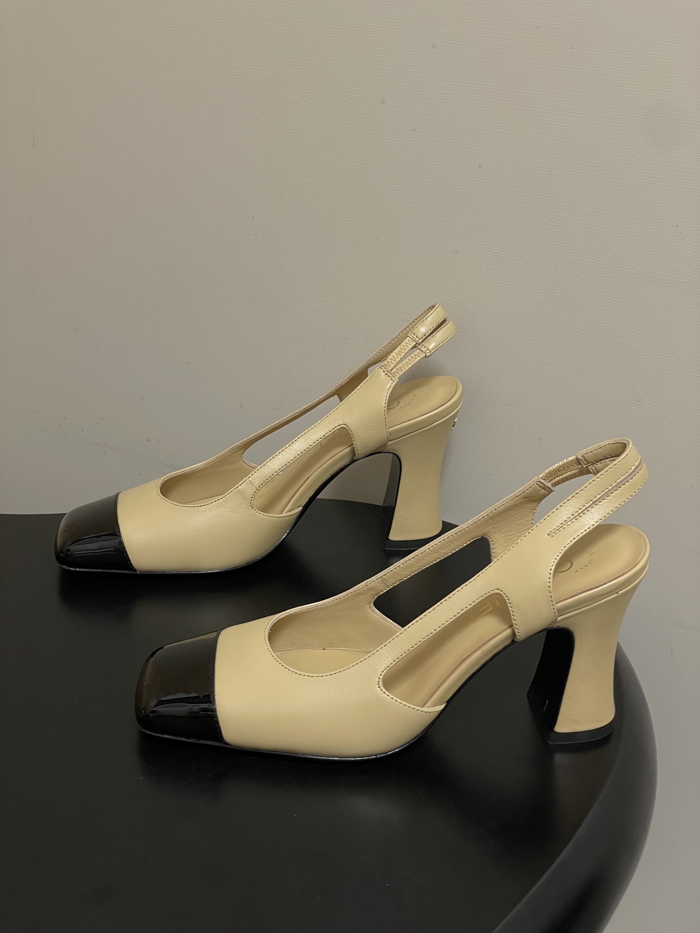 -Chanel 香奈儿2026春夏新款 小香走秀款经典双C扣粗跟后空凉鞋方平头高跟鞋采用了经典且优雅的设