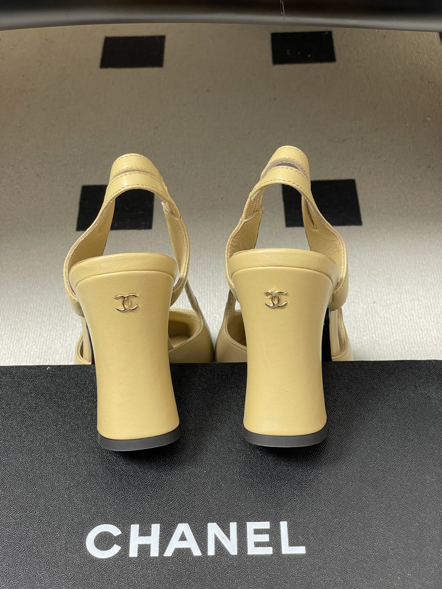 -Chanel 香奈儿2026春夏新款 小香走秀款经典双C扣粗跟后空凉鞋方平头高跟鞋采用了经典且优雅的设
