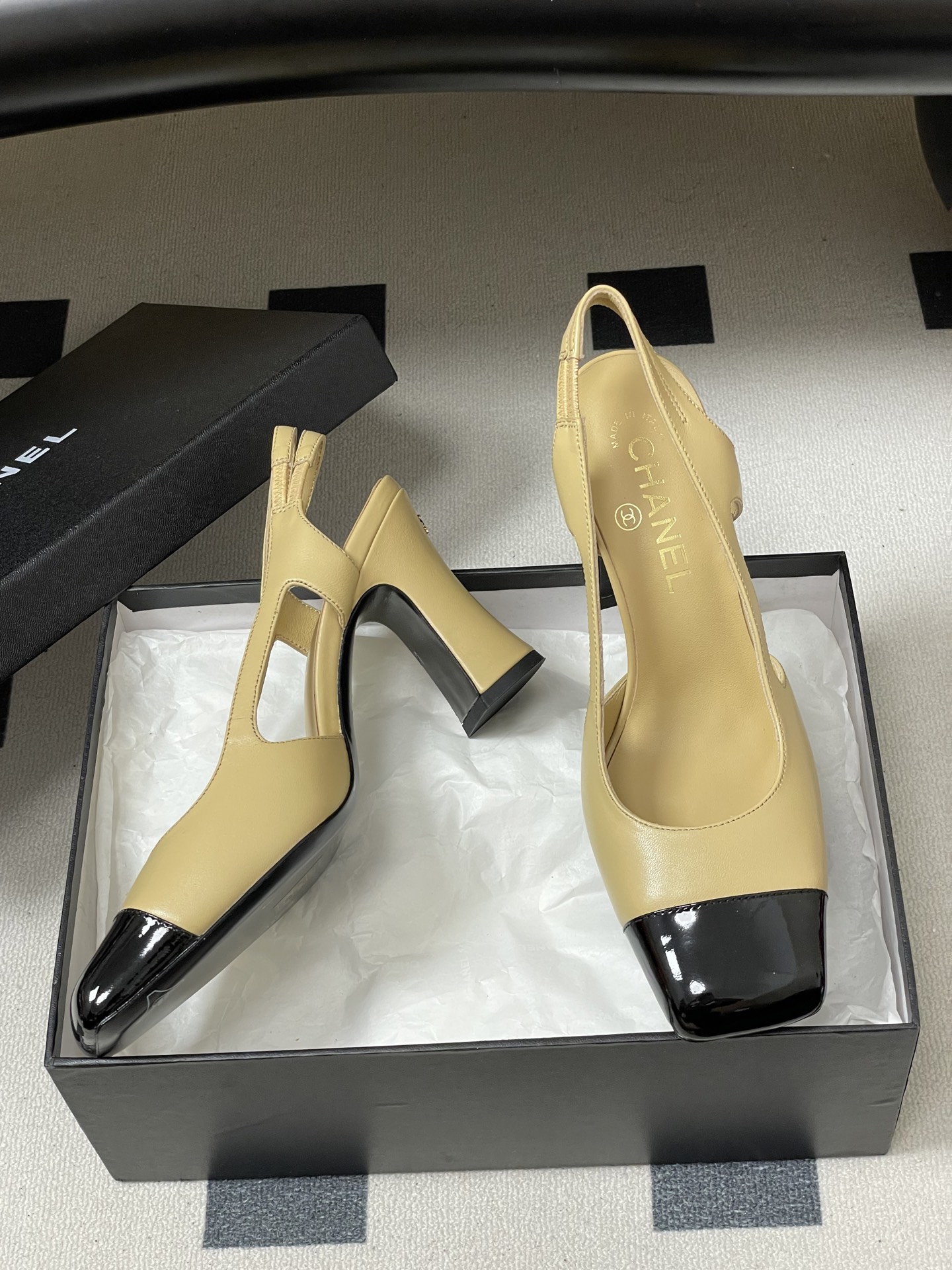 -Chanel 香奈儿2026春夏新款 小香走秀款经典双C扣粗跟后空凉鞋方平头高跟鞋采用了经典且优雅的设