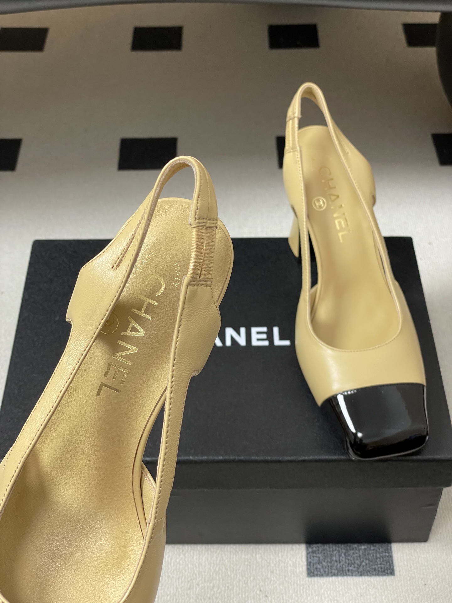 -Chanel 香奈儿2026春夏新款 小香走秀款经典双C扣粗跟后空凉鞋方平头高跟鞋采用了经典且优雅的设