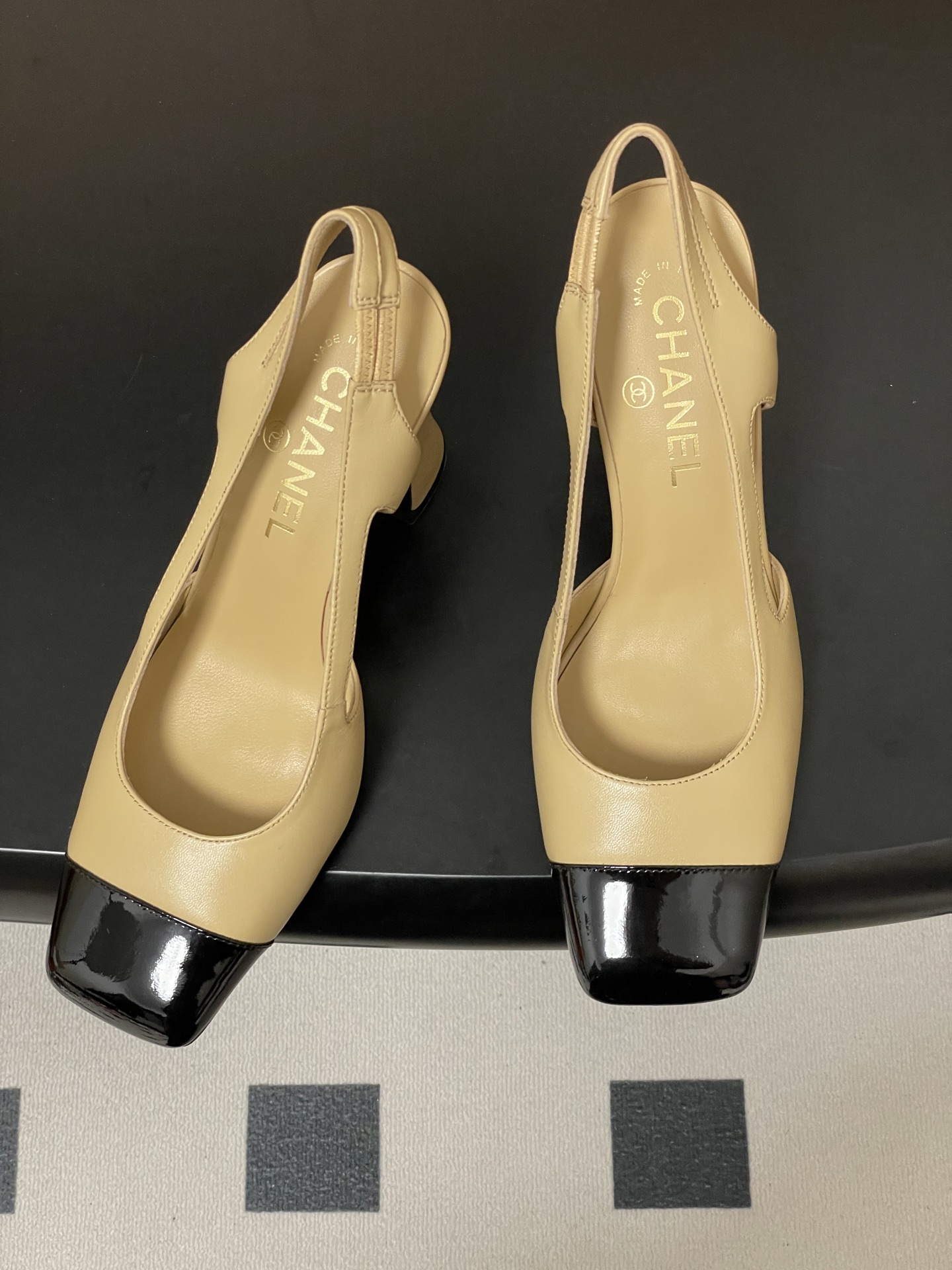 -Chanel 香奈儿2026春夏新款 小香走秀款经典双C扣粗跟后空凉鞋方平头高跟鞋采用了经典且优雅的设