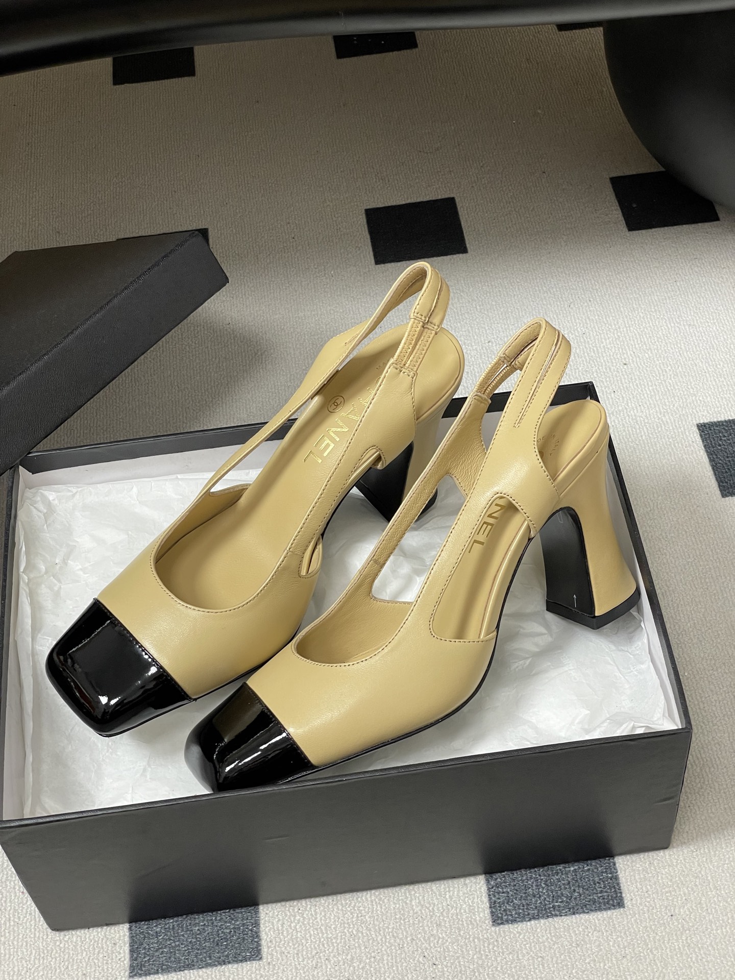 -Chanel 香奈儿2026春夏新款 小香走秀款经典双C扣粗跟后空凉鞋方平头高跟鞋采用了经典且优雅的设