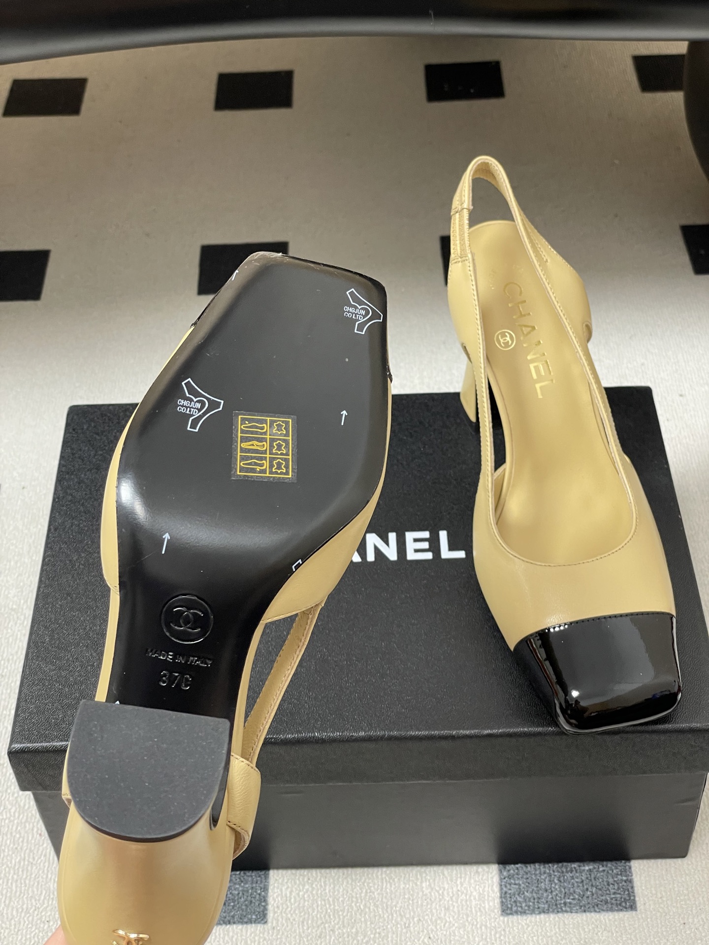 -Chanel 香奈儿2026春夏新款 小香走秀款经典双C扣粗跟后空凉鞋方平头高跟鞋采用了经典且优雅的设