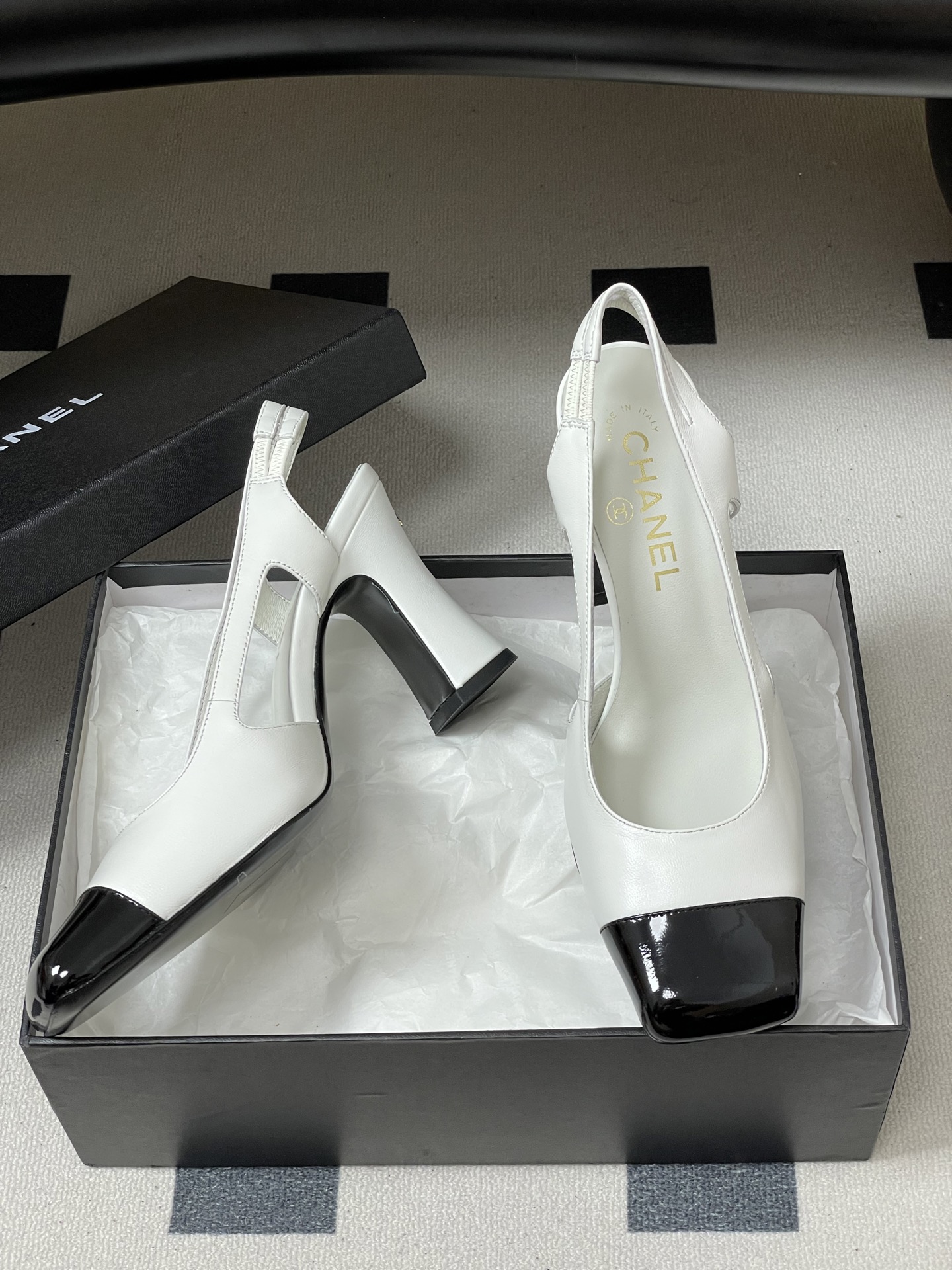 -Chanel 香奈儿2026春夏新款 小香走秀款经典双C扣粗跟后空凉鞋方平头高跟鞋采用了经典且优雅的设