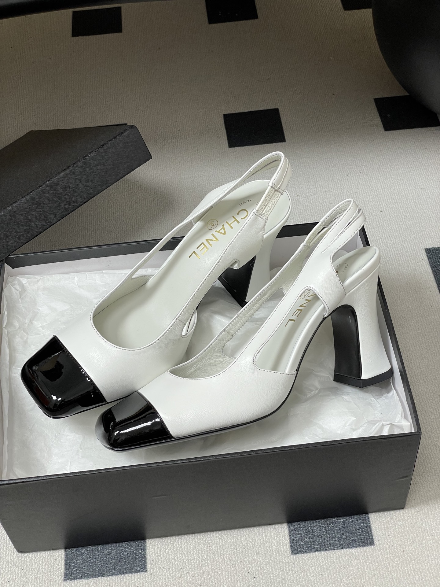 -Chanel 香奈儿2026春夏新款 小香走秀款经典双C扣粗跟后空凉鞋方平头高跟鞋采用了经典且优雅的设